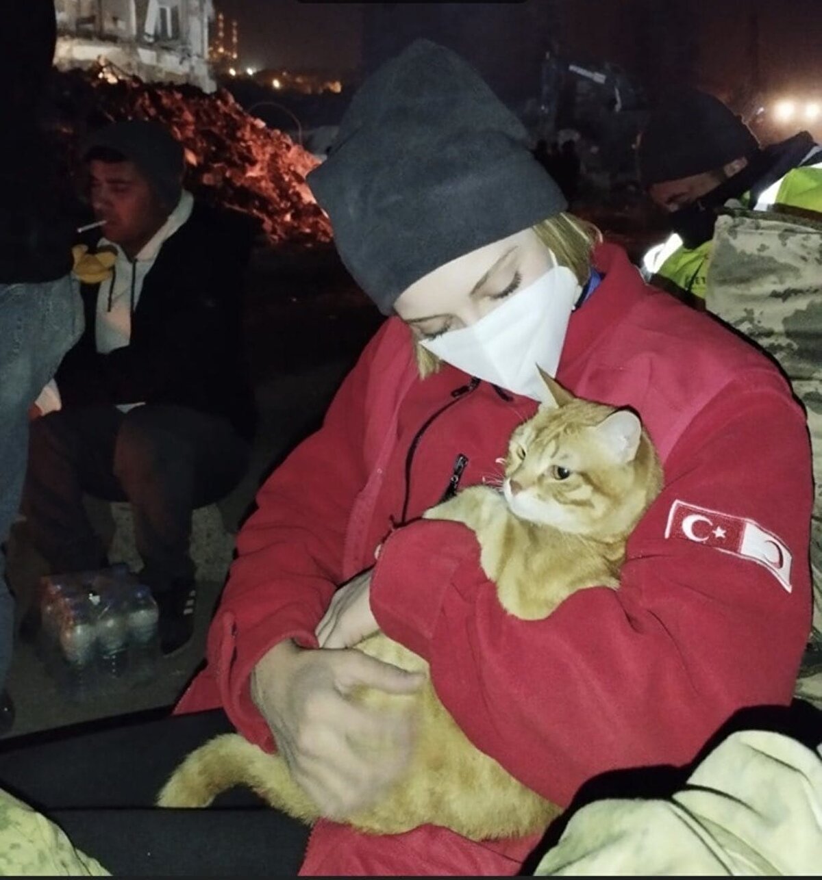 Kızılay ekibiyle iletişime geçen Ilgaz, gönüllü olarak Hatay Mustafa Kemal Üniversitesi Kapalı Spor Salonunda afetzedelerle ilgileniyor. Depremzedelere yemek kıyafet ve hijyen malzemesi dağıtımında görev alıyor.