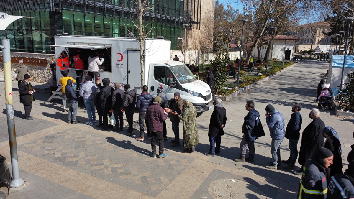 TATİL İÇİN GELDİĞİ MERSİN'DE DEPREMZEDELERE YARDIM ULAŞTIRIYOR<br><br>Gümüşhane Üniversitesi Sivil Havacılık Bölümü öğrencisi olan Ömer Faruk Ilgaz, tatil amaçlı geldiği Mersin'de depreme yakalandı. Kızılay ekibiyle iletişime geçen Ilgaz, gönüllü olarak Hatay Mustafa Kemal Üniversitesi Kapalı Spor Salonunda afetzedelerle ilgileniyor. Depremzedelere yemek kıyafet ve hijyen malzemesi dağıtımında görev alıyor. Gece boyunca afetzedelerin başında bekleyen Ilgaz, afetzedelere yemeğini yediriyor yaşlı afetzedelerin kişisel bakımına yardımcı oluyor.<br>