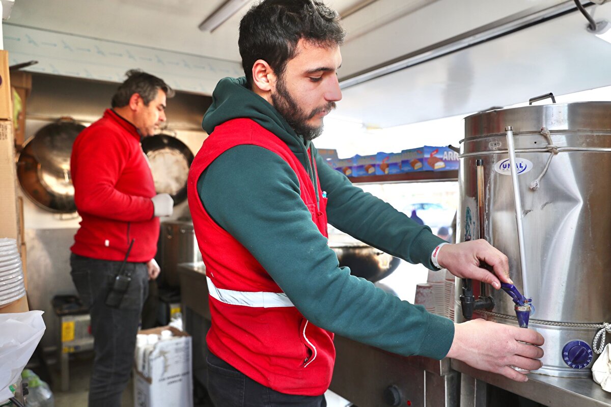 ÜNİVERSİTELİ GENÇLER DEPREM BÖLGESİNE İLAÇ VE HİJYEN MALZEMELERİ GETİRDİ<br><br>İstanbul'da yaşayan konservatuvar öğrencisi Yiğit Çalık ve sporcu Uras Uçanoğlu, depremden 5 saat sonra, bölgeye gelmek için Kızılay yetkilileri ile iletişime geçtiler. Depremin 2. günü kendi özel araçlarına, çevrelerinden topladıkları ilaç ve hijyen malzemelerini doldurarak yaraları sarmak için Gaziantep'e geldiler.<br>