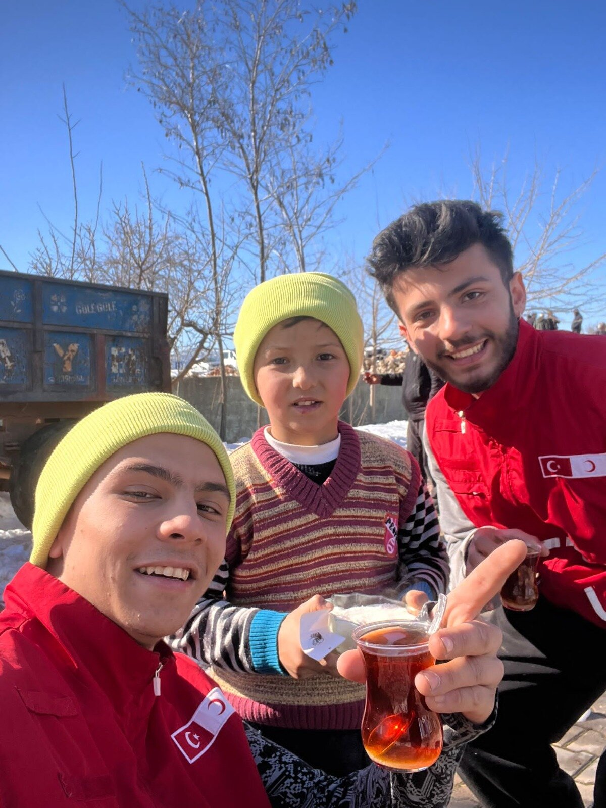 Gece boyunca afetzedelerin başında bekleyen Ilgaz, afetzedelere yemeğini yediriyor yaşlı afetzedelerin kişisel bakımına yardımcı oluyor
