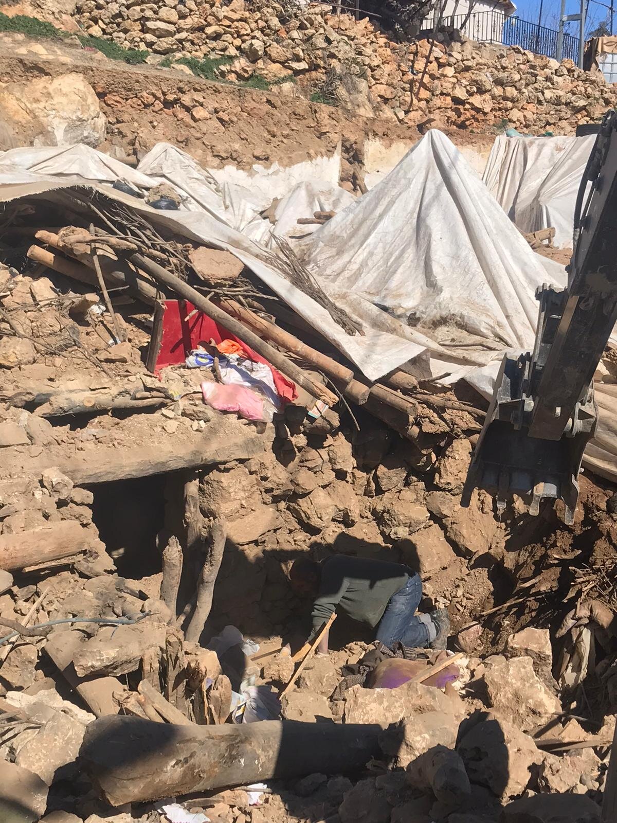 "Asrın felaketi" olarak nitelenen Kahramanmaraş merkezli depremlerin ardından Afyonkarahisar'dan bölgeye giderek arama kurtarma çalışmalarına katılan İl Özel İdaresinde görevli kepçe operatörü Mustafa Akyıldız, merkeze bağlı Ahmet Hoca köyünde bir enkazda, bir kese ile bir çanta buldu.<br>