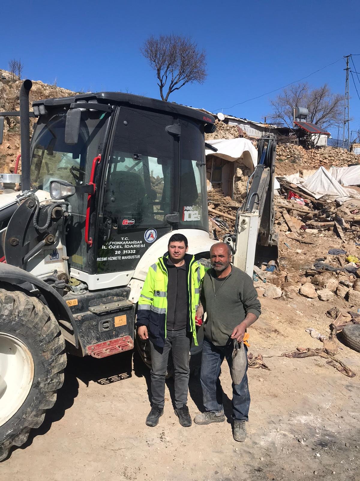 Kesenin içinde 20 Ata lira ve 25 yarım altın, çantada ise bir miktar para bulunduğu gören Akyıldız, kese ile çantayı bina sahibi Hüseyin Yalvaç'a teslim etti.<br>