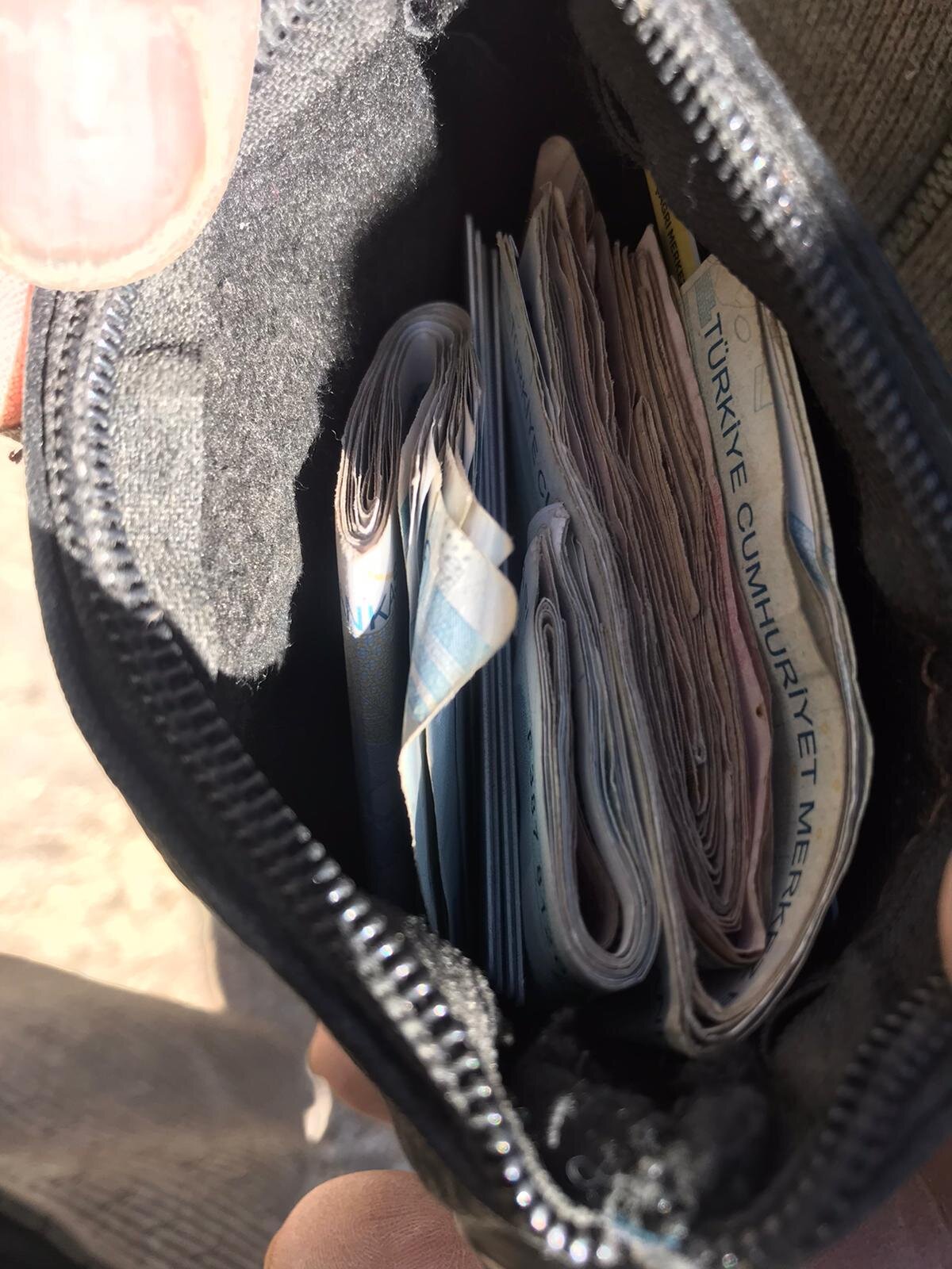 Kese ile çantayı teslim alan enkaz sahibi Yalvaç da kepçe operatörü Akyıldız ile Afyonkarahisar İl Özel İdaresi'ne teşekkür etti.<br>