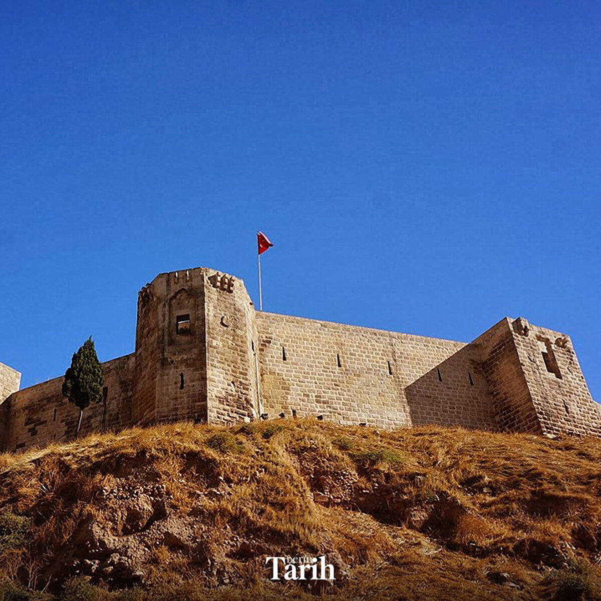 6 Şubat'ta meydana gelen deprem de ise büyük hasar gördü ve surları yıkıldı.