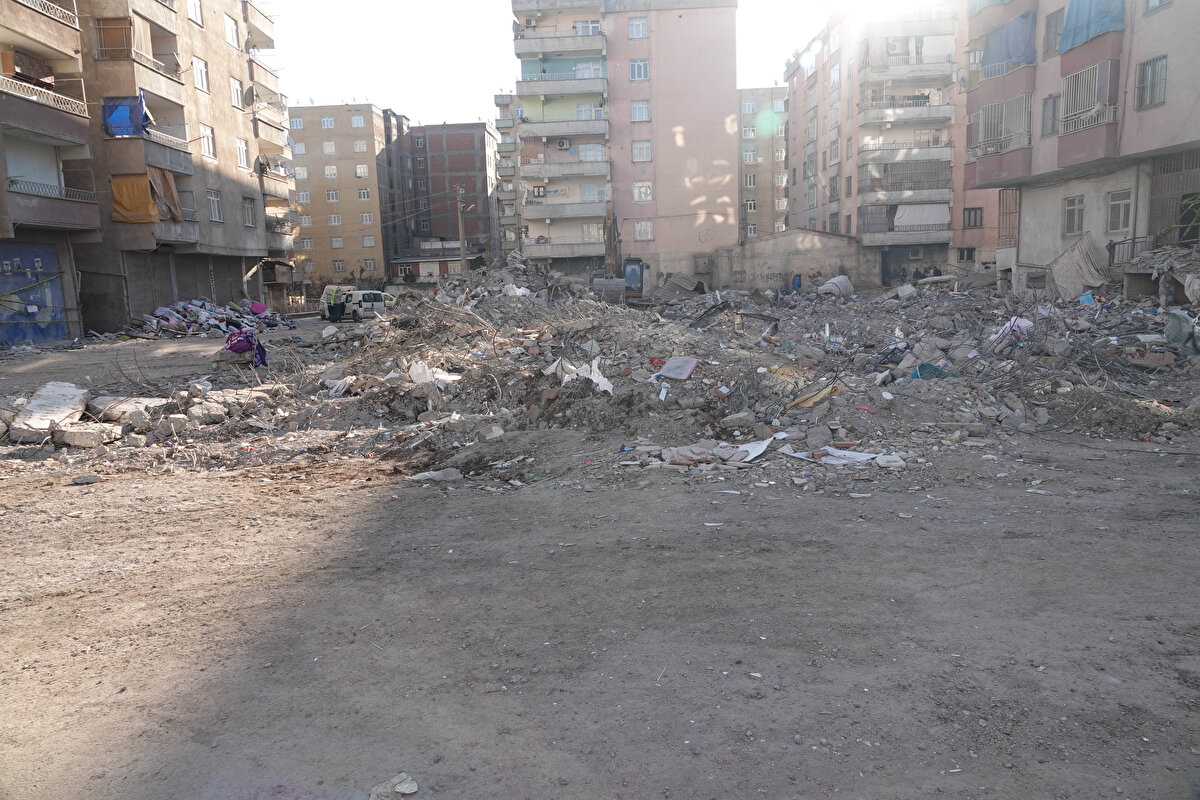 Bunlara önlem alınması lazım, burada doğru dürüst kolon-kiriş kalmamış. 2-3 tane sağlam olanı zorla bulduk. Deprem bölgesindeyiz bunu kabullenmişiz. Ona göre vatandaşlar aldığı, alacağı ve oturduğu evin raporunu alsın" dedi.