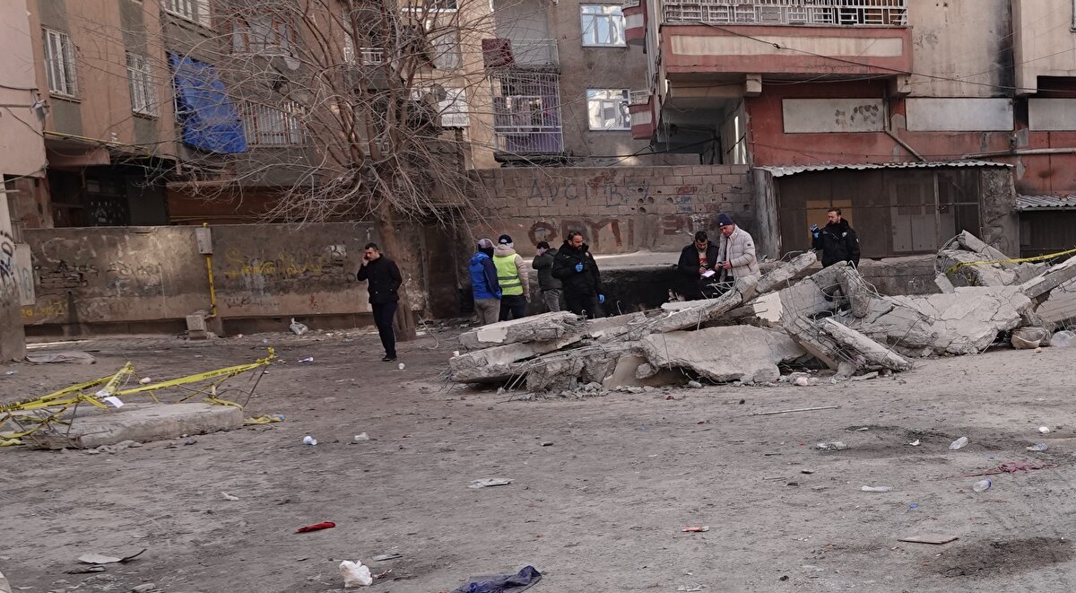 Diyarbakır Cumhuriyet Başsavcılığı'nın, depremlerde yıkılan binalardaki kusurların tespitine ilişkin soruşturması kapsamında, Bağlar ilçesindeki Yoldaş Apartmanı enkazından numune alındı.