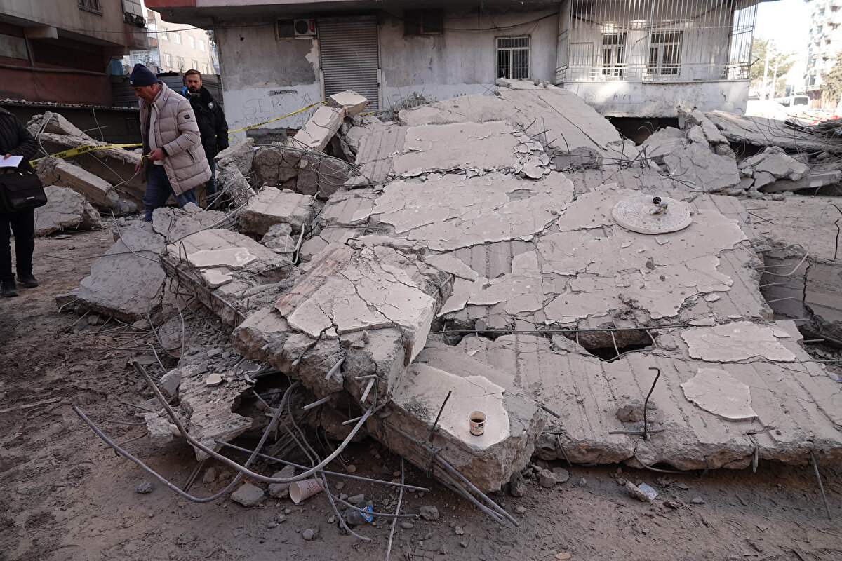 Yoldaş Apartmanı'nın projesi yok, 10 katlı bina. Buradan numune alırken 4-5 kere zorla aldık. İçerisinde çamur var. Tahminimce 90'larda yapılmış bir bina ama yüksek katlı yapılmış. Deprem bölgesinde bu kadarına müsaade edilmez, hem de çamurlu malzeme elenmeden dere yatağından getirilmiş.