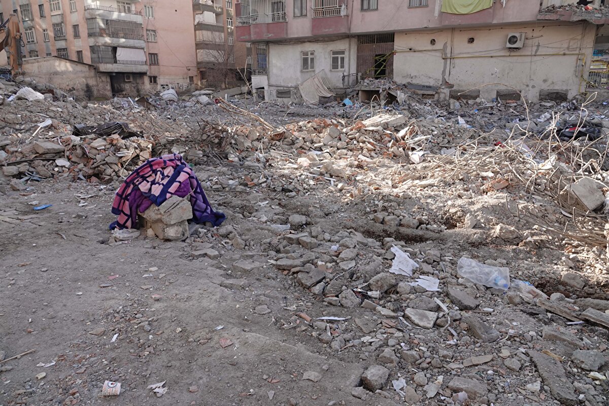 Kahramanmaraş'ın Pazarcık ve Elbistan ilçelerinde meydana gelen 7.7 ve 7.6 büyüklüğündeki depremlerin ardından, arama-kurtarma çalışmaları sona eren enkazlardan numune alınmasına başlandı.