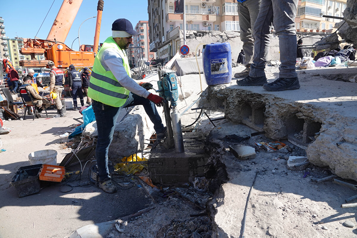 Fırat Üniversitesi Mühendislik Fakültesi İnşaat Bölümü Öğretim Üyesi Dr. Sedat Savaş ve ekibi tarafından alınan numunede ilk belirlemelere göre basınç mukavemetinin çok düşük olduğu, çimento oranlarının düşük ve kalitesiz malzemeden yapıldığı tespit edildi.