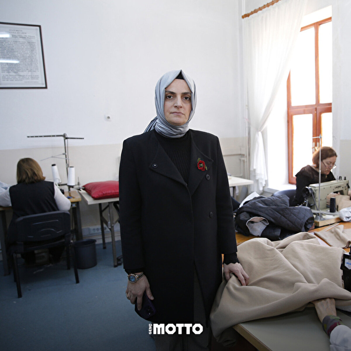 Milli Eğitim Bakanlığına bağlı olgunlaşma enstitüleri ve halk eğitim merkezlerinde eğitmenler ve kursiyerler depremzedelere gönderilmek üzere uyku tulumu dikiyor.