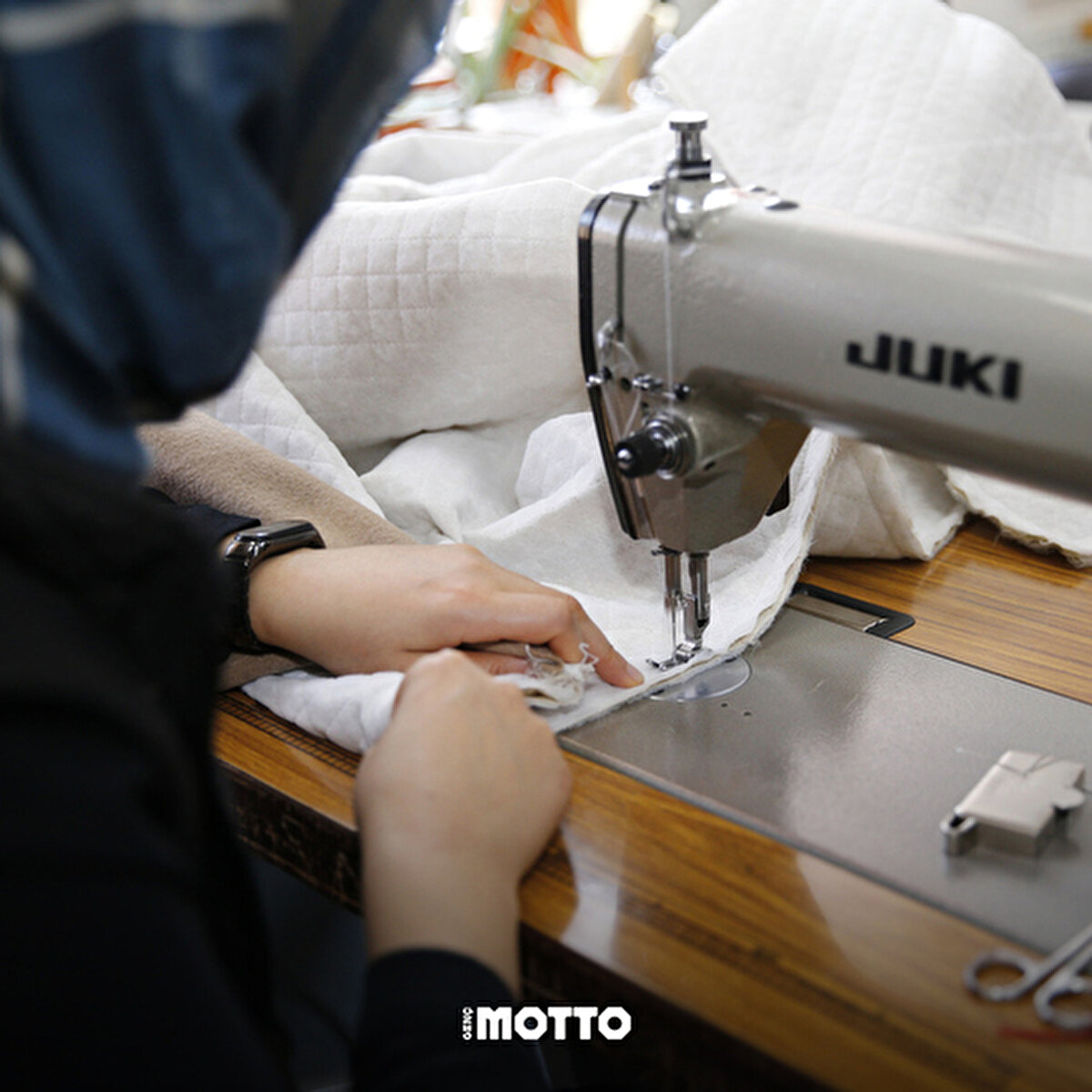 Milli Eğitim Bakanlığına bağlı olgunlaşma enstitüleri ve halk eğitim merkezlerinde eğitmenler ve kursiyerler depremzedelere gönderilmek üzere uyku tulumu dikiyor.