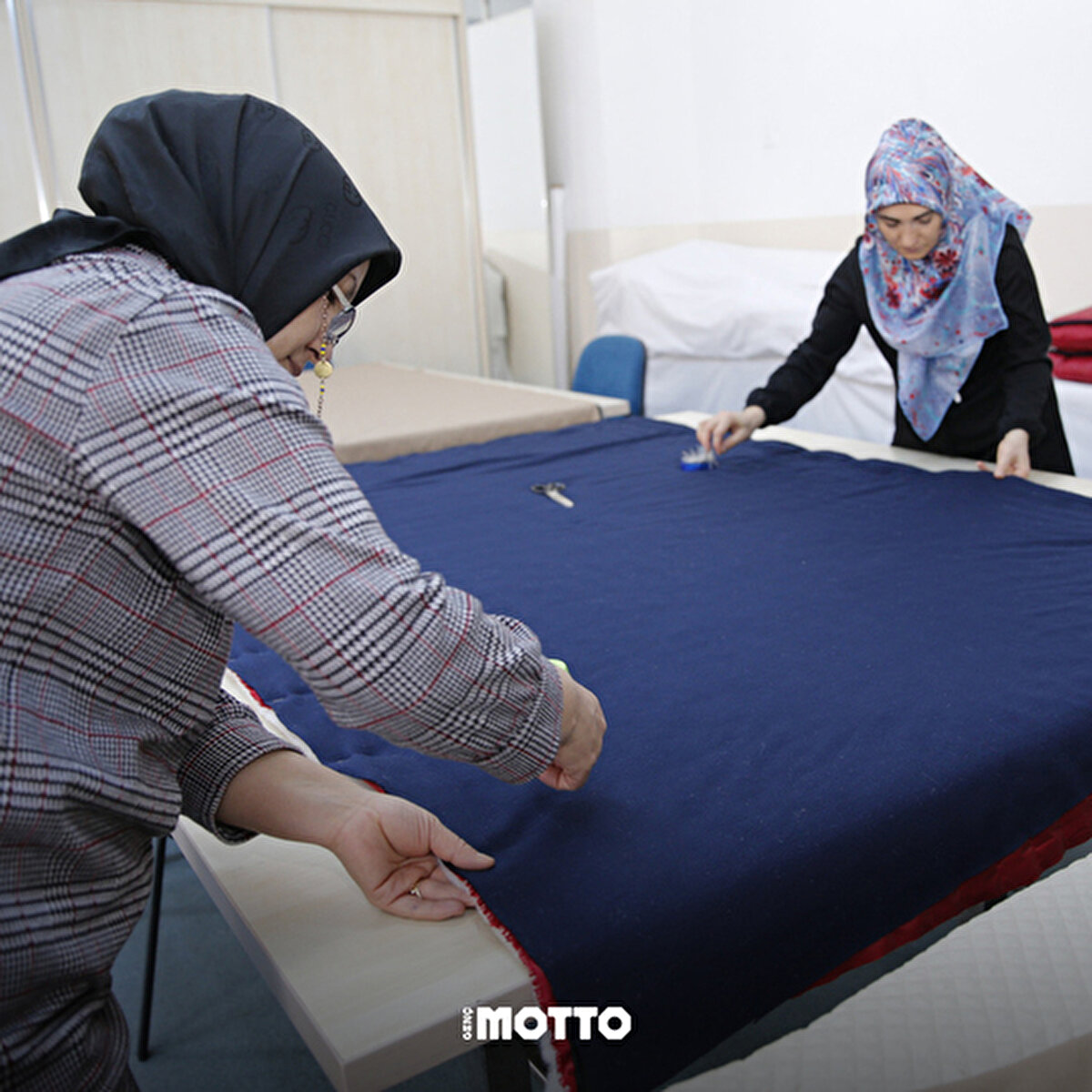 Milli Eğitim Bakanlığına bağlı olgunlaşma enstitüleri ve halk eğitim merkezlerinde eğitmenler ve kursiyerler depremzedelere gönderilmek üzere uyku tulumu dikiyor.