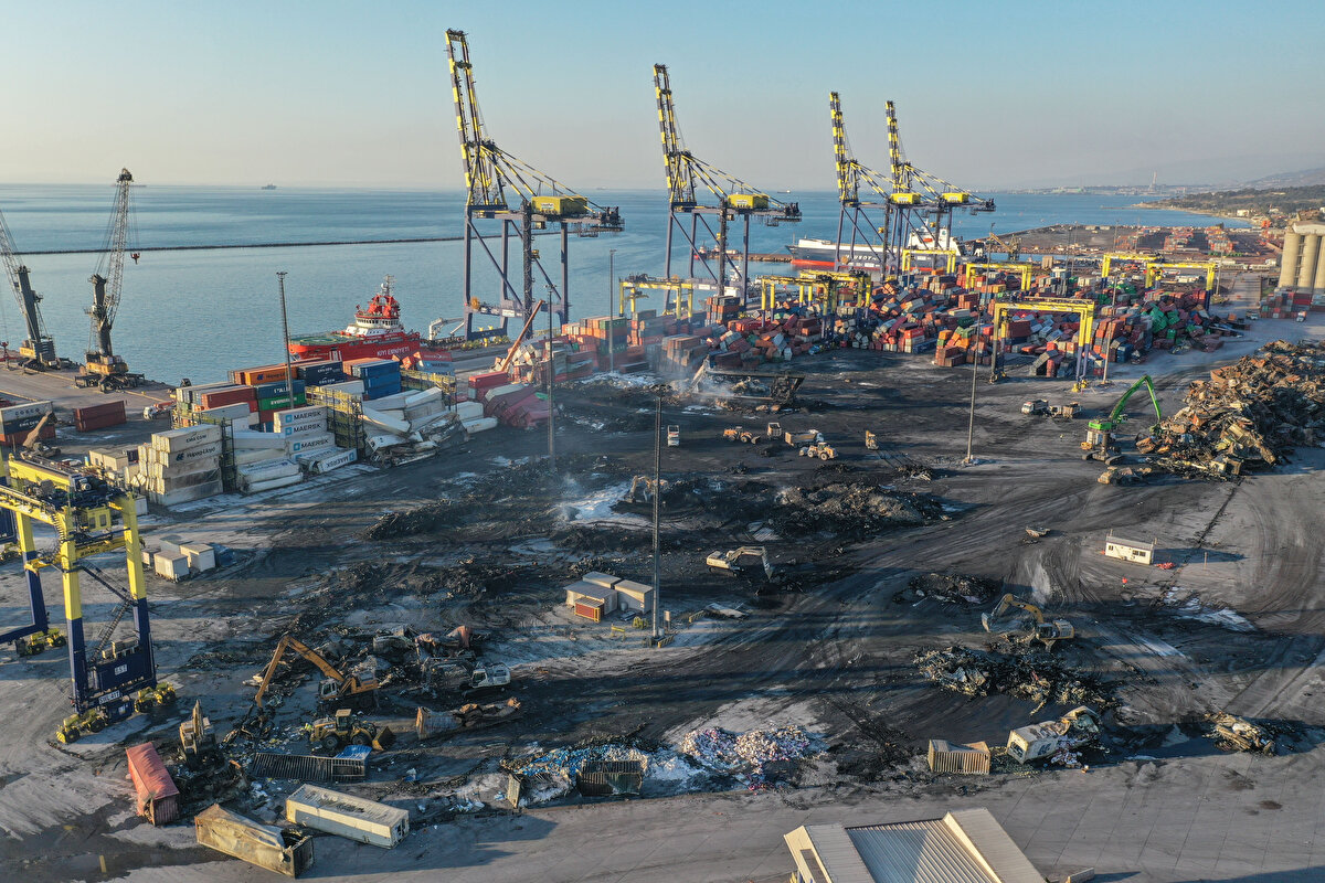 Bu arada, yangın mahallindeki enkaz kaldırma çalışmaları dronla görüntülendi.<br>