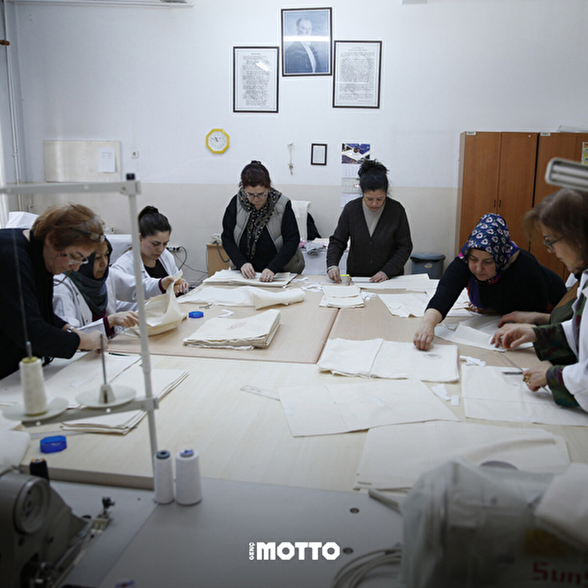 Milli Eğitim Bakanlığına bağlı olgunlaşma enstitüleri ve halk eğitim merkezlerinde eğitmenler ve kursiyerler depremzedelere gönderilmek üzere uyku tulumu dikiyor.