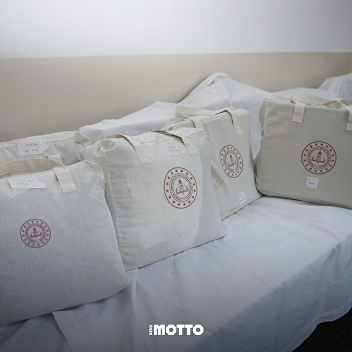 Milli Eğitim Bakanlığına bağlı olgunlaşma enstitüleri ve halk eğitim merkezlerinde eğitmenler ve kursiyerler depremzedelere gönderilmek üzere uyku tulumu dikiyor.