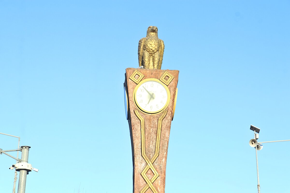 Kahramanmaraş'ın Elbistan ve Pazarcık'ta meydana gelen 7.7 ile 7.6 şiddetindeki depremden etkilenen 10 ilin arasında yer alan Adıyaman'da, Atatürk Bulvarı üzerinde bulunan kentin simgesi olan Saat Kulesi'ndeki saatler depremin hissedildiği 04.17'de durdu.