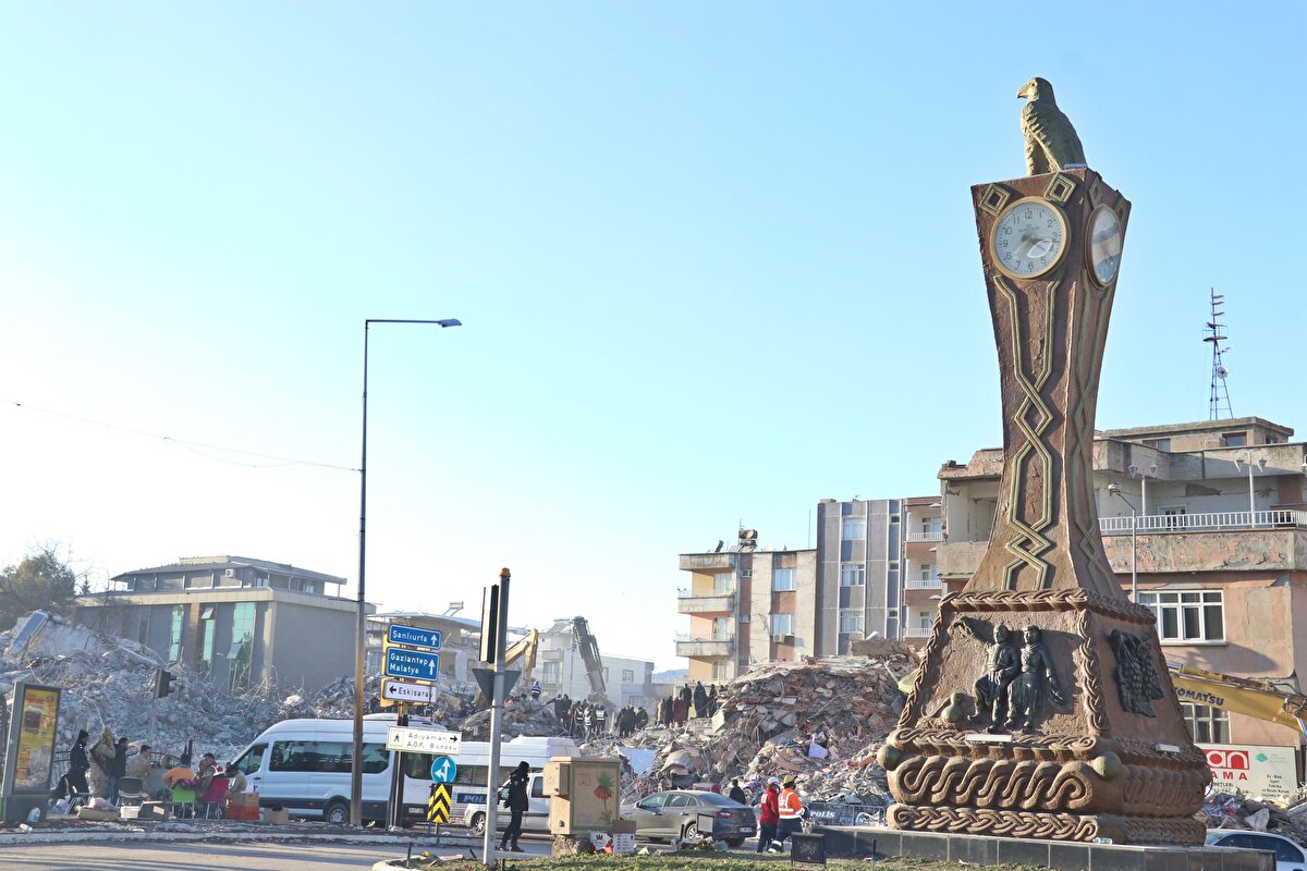 Deprem saatinde durduğunu görenler cep telefonları ile acılı anın fotoğrafını çektiler.