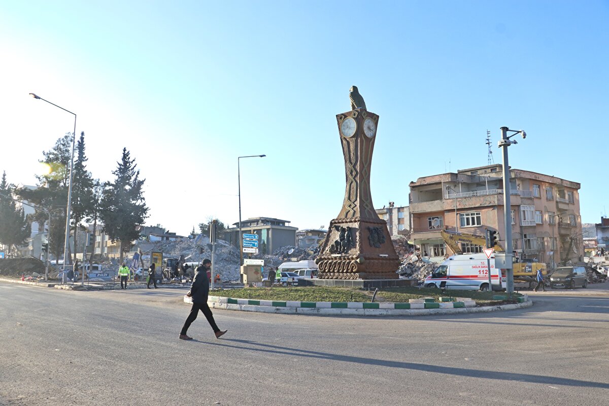 Atatürk Bulvarı üzerinde yer alan saatli kule üzerinde bulunan ve kentin simgesi olan saatler tam depremin yaşandığı 04.17'de durdu.