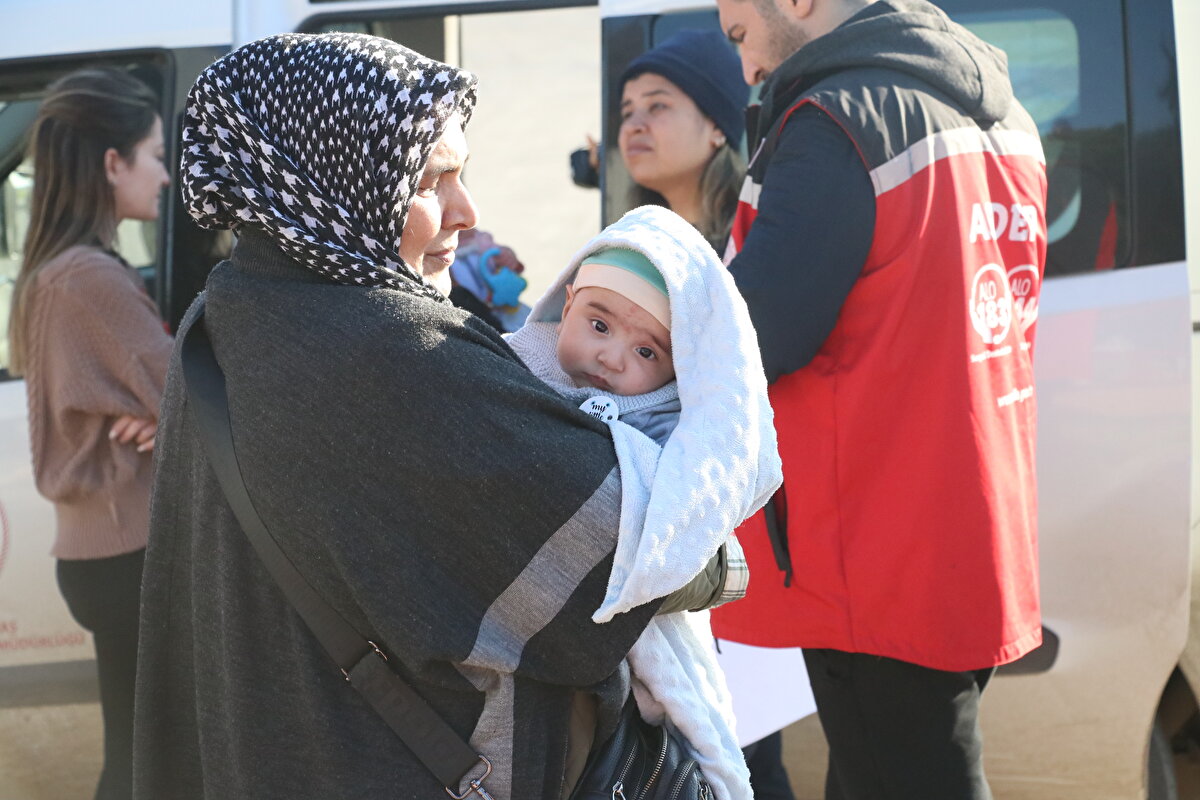 Adana Havalimanı'na iniş yapan uçaktaki Aile ve Sosyal Hizmetler Bakanlığına bağlı kuruluşlarda görevli 11 bakıcı anne ile 2 doktor, ilk sağlık kontrolü yapılan bebekleri teslim aldı.<br>