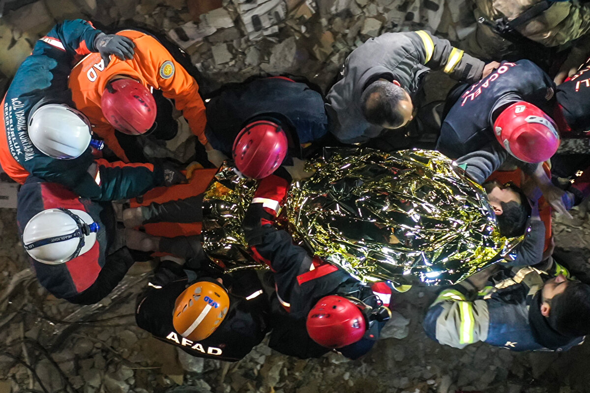 Enkazdan ses gelmesi üzerine çalışmalarını yoğunlaştıran ekipler, depremin 209'uncu saatinde yabancı uyruklu Faez Ghanam ve eşi Fatma'yı kurtardı.<br>