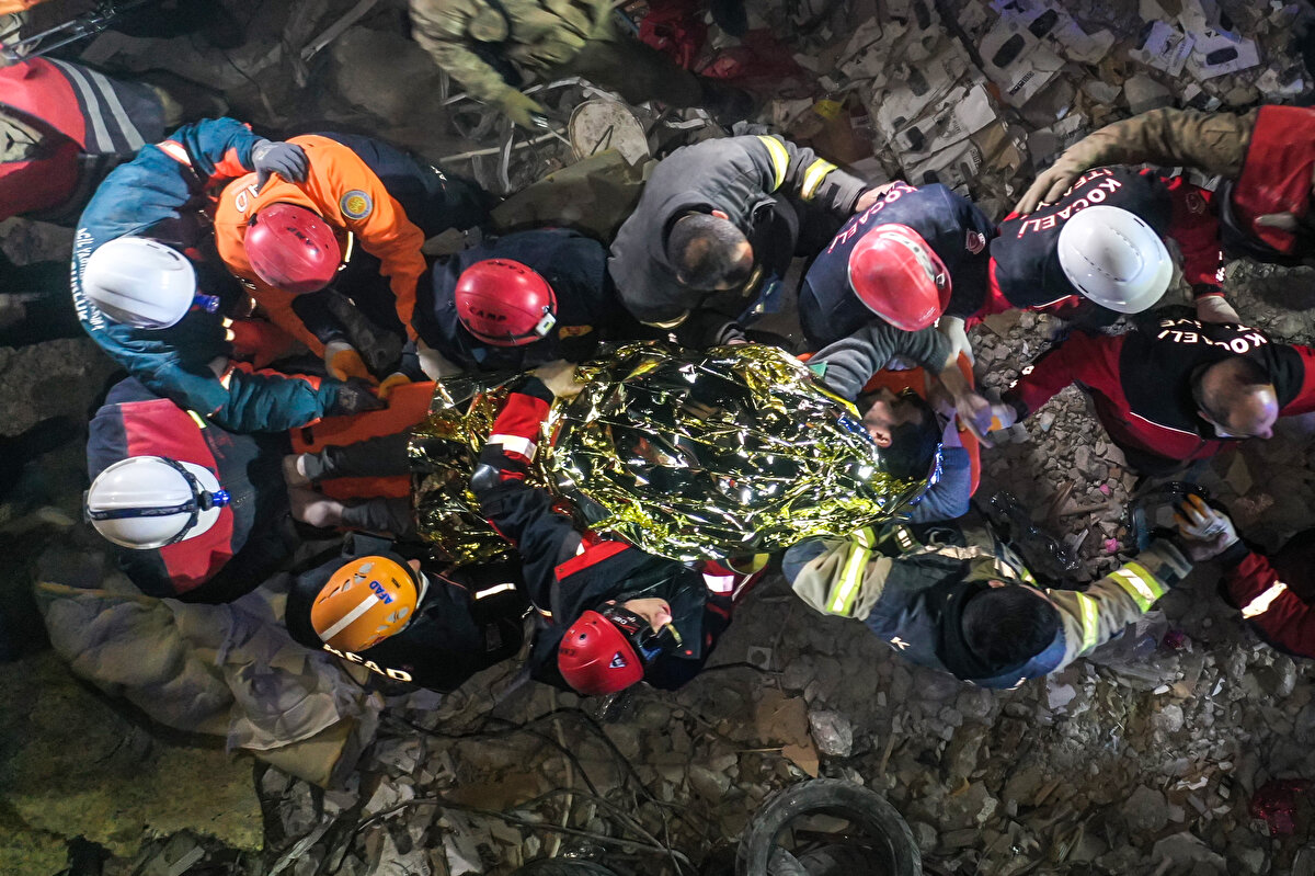 Merkez Antakya ilçesi Fatih Caddesi Murat Apartmanı enkazında Kocaeli Büyükşehir Belediyesi itfaiyesi, Balıkesir AFAD ve Susurluk Şeker Fabrikası Arama Kurtarma ekiplerince çalışma gerçekleştirildi.<br>