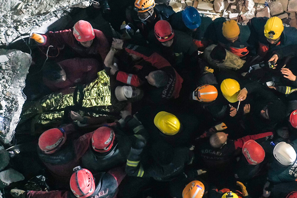 Ekiplerce enkazdan çıkarılan karı koca hastaneye kaldırıldı.<br>