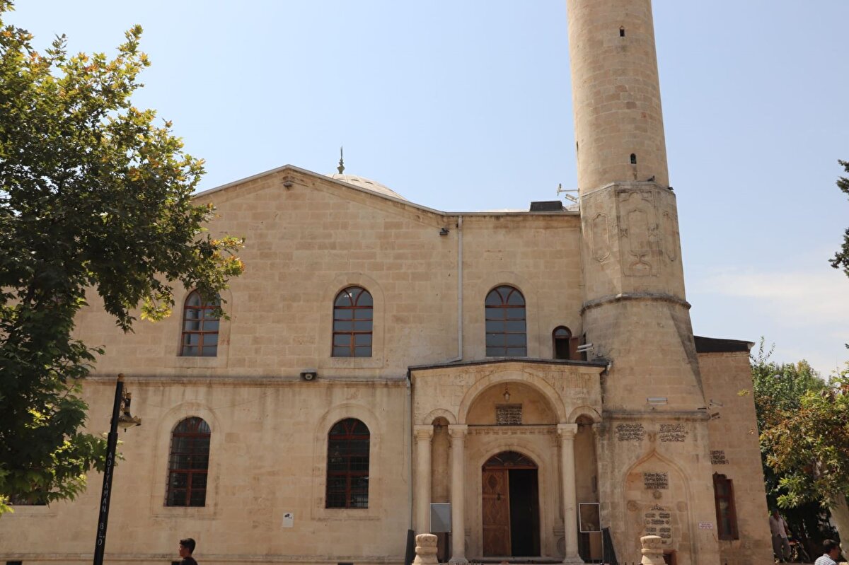 Caminin depremden önceki hali;