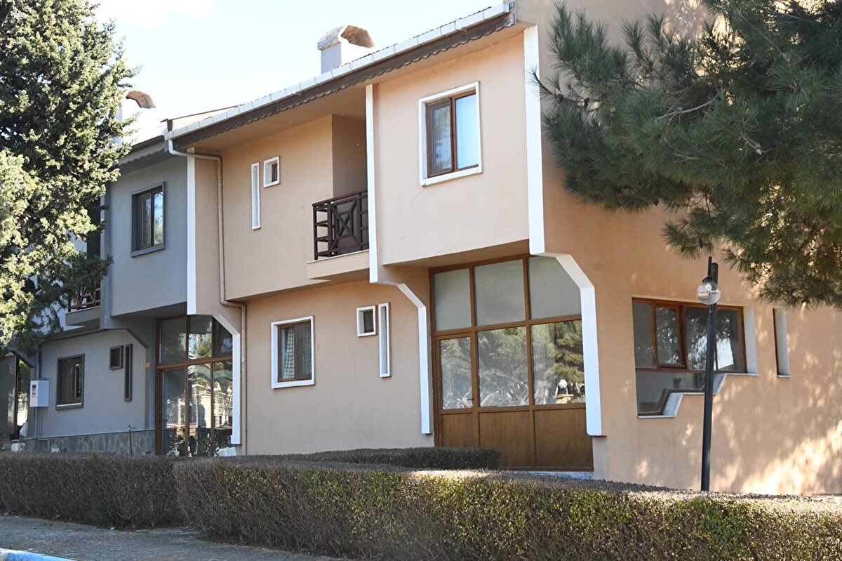 Mesaja, aralarında villa sahiplerinin de olduğu çok sayıda kişi, olumlu dönüş yaptı.<br>Marmaraereğlisi Belediye Başkanı Hikmet Ata, "Talebimize karşılık iyi bir dönüş oldu. Kendi eşyalı villalarını verdiler; bazıları sıfır yeni binalarını satıştan vazgeçerek, tahsis etti. Çekyat, yatak ve yorgan gibi bazı ihtiyaçları da biz giderdik.