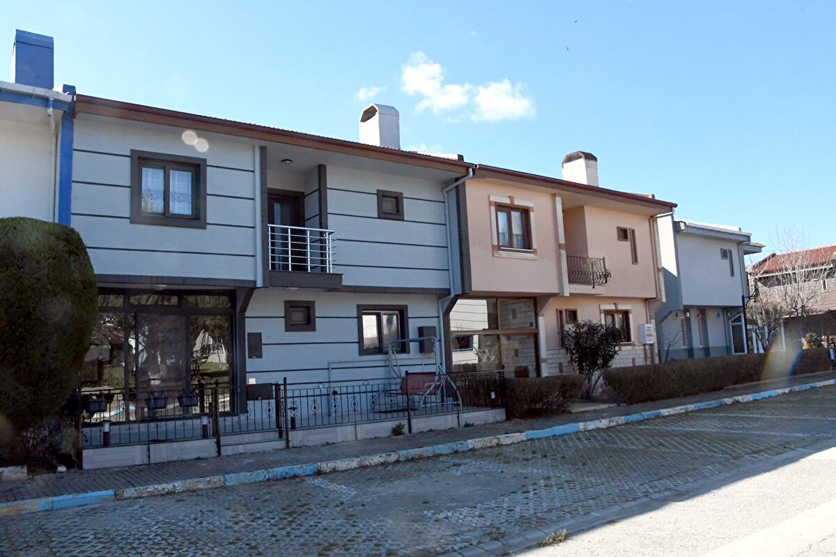 Yaklaşık 300 aile, şu an belediye ve kaymakamlığın bilgisi dahilinde yazlık konutlara yerleşmiş durumda. Ev sahiplerinden güzel dönüşler geliyor. 'Gelsinler, tüm masraflarını karşılamak üzere bizim evlerimize yerleşsinler' diyorlar. Türk milleti, çok duyarlı bir millettir. Evlerini, kapılarını, gönüllerini sonuna kadar açmışlardır" dedi.<br><br><iframe width="560" height="315" src="https://www.youtube.com/embed/0QxaRqM-F3A" title="YouTube video player" frameborder="0" allow="accelerometer; autoplay; clipboard-write; encrypted-media; gyroscope; picture-in-picture; web-share" allowfullscreen></iframe>