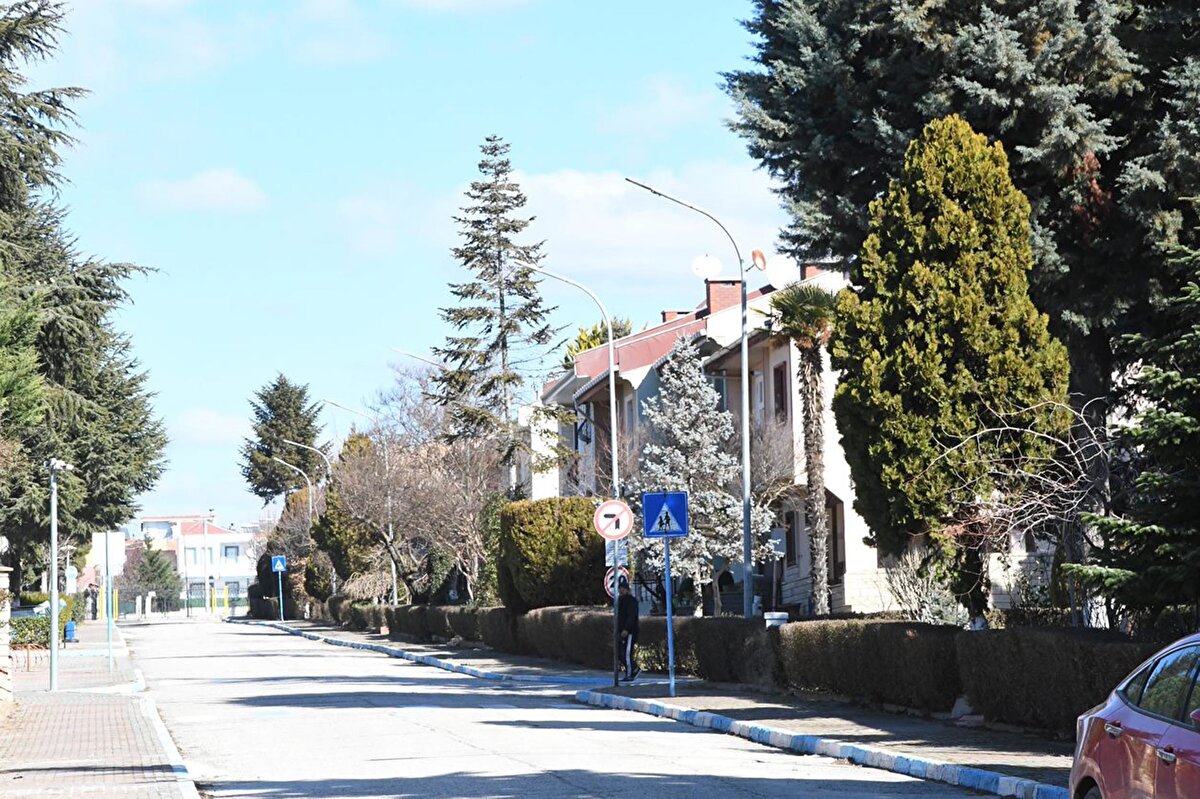 Marmaraereğlisi Belediyesi'nden yazlık ev sahiplerine, "10 ilimizde büyük bir yıkıma neden olan iki ayrı deprem afetinden etkilenen kardeşlerimizin içinde bulundukları olumsuz şartlar giderilene kadar yazlık konutlarını depremzede kardeşlerimize açmak isteyen vatandaşlarımız Marmaraereğlisi kaymakamlığımız ya da belediyemiz ile irtibata geçebilirler" mesajı gönderildi.