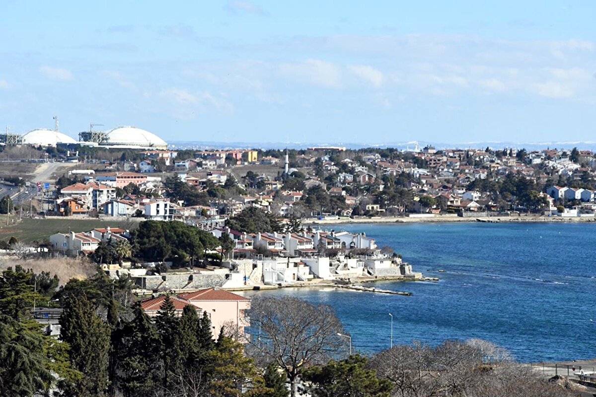 Kaymakamlık ve belediyenin talebi sonrası konut sahiplerine duyuru yaptıklarını anlatan Karabulut, "Biz de anında 12 bin 600 site sakinine duyurusunu yaptık. Bunların içerisinde dönüşlerin olması bizleri çok mutlu etti. Şu an bizim kendi sitemizde 20'ye yakın depremzede aile, akrabaları tarafından misafir edilmektedir.