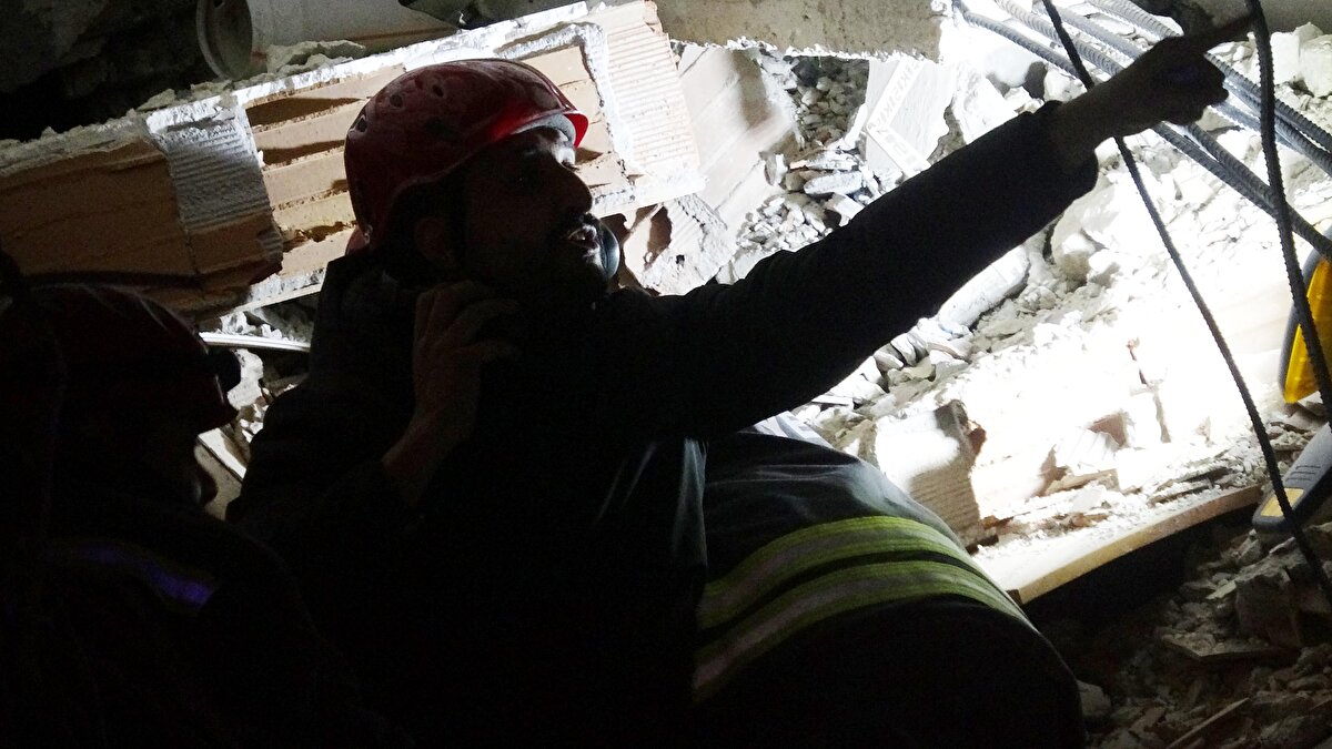İtfaiyenin arama-kurtarma amiri İbrahim Navruz, çalışmalar sırasında ses dinleme yöntemlerinin çok önemli olduğunu belirterek, "Ekibimiz, buraya geldiğinde vatandaşlarımızın seslerini gayet net duyduk. Duyabilecek şekildeydi. Rahat bir şekilde elimizdeki ekipmanları kullanıp, çıkarabiliyorduk. Zaman ilerledikçe enkaz altındaki vatandaşlarımızın sesleri kısılmaya başladı. Sesleri duyulmaz hale geldi. Elimizdeki akustik dinleme cihazı ve enkaz altı görüntüleme cihazı ile dinleme yapmak zorunda kalıyoruz" dedi.<br>