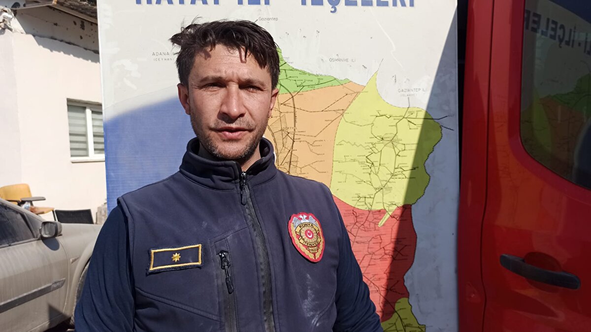 Çalışmaları da o noktaya yönlendirerek, vatandaşlarımızı sağ olarak çıkarmaya gayret gösteriyoruz. Duvarı herhangi bir şekilde tırmalaması yeterli olacaktır. Duvara bir şekilde vurması, sürtmesi yeterli olacaktır. O cihaz sayesinde noktasını tespit edebiliyoruz. Özellikle dün yaptığımız aramada sensörleri yerleştirdik. Ekip arkadaşlarımız, enkaz altında olduğunu umut ettiğimiz kişiye, 'Sesimi duyuyorsan elini, tırnağını bir yere sürt' diyerek sesleniyor. Oradaki vatandaşımız, insanımız o sesi duyduğunda; herhangi bir sürtme ya da tırnak kazıma hareketi yaptığında yerini rahatlıkla tespit edebiliyoruz. Bu da enkaz altındakilerin hayatını kurtarıyor" dedi.