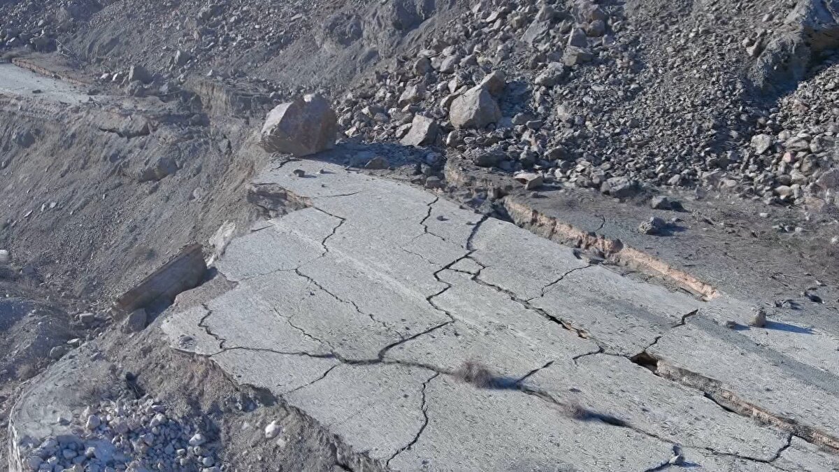 Yol boyu yarıkların olduğu yolda, çökme de meydana geldi. Dağlardaki kayaların birçoğu da yere savruldu.