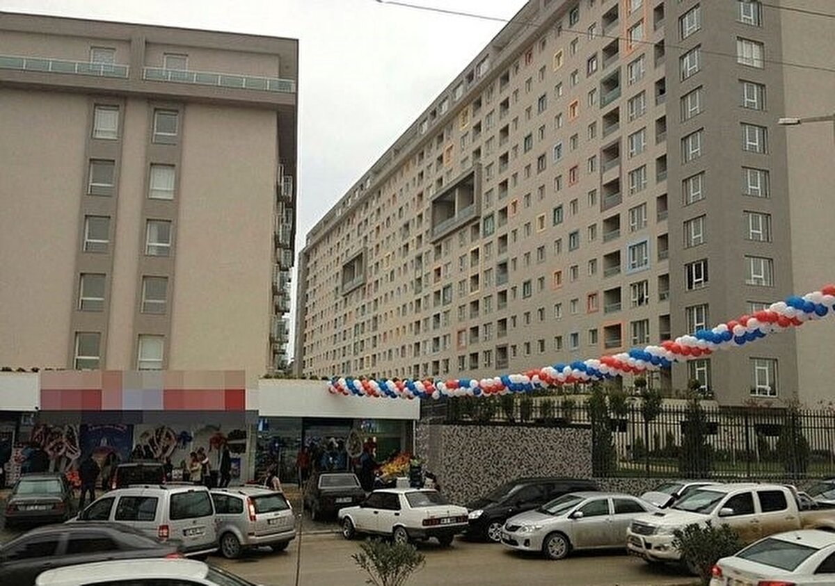 "YÖNETİCİYE TEMELİN KAYDIĞINI SÖYLEDİM" <br>Rönesans Rezidans'a Yiğitbaşı, tavsiye üzerine Rönesans Rezidans'tan daire satın aldığını ve 2013 yılında taşındığını söyleyerek, "İki daire aldık. 2022 yılına kadar da burada oturduk. Taşınmadan kısa süre önce koridorda çatlak gördüm. Her geçen gün o çatlak büyüdü, birkaç ay sonra bir parmak girecek kadar genişledi. Yöneticiye anlattım, 'Ben korkuyorum' dedim. Temelin kaydığını düşündüğümü söyledim. Alay edermişçesine güldü. Olayın üzerine gittim, günlerce uyardım. Bunun üzerine yöneticim bana sorunu hallettiği söyledi. Nasıl çözdüğünü sorduğumda, mühendisler geldi, yapı denetimi yaptılar dedi. Teknik bazı şeyler söyledi, anlamadım. Komşulara da söyledim. Baktım herkes duyarsız, taşınmaya karar verdim" dedi. 