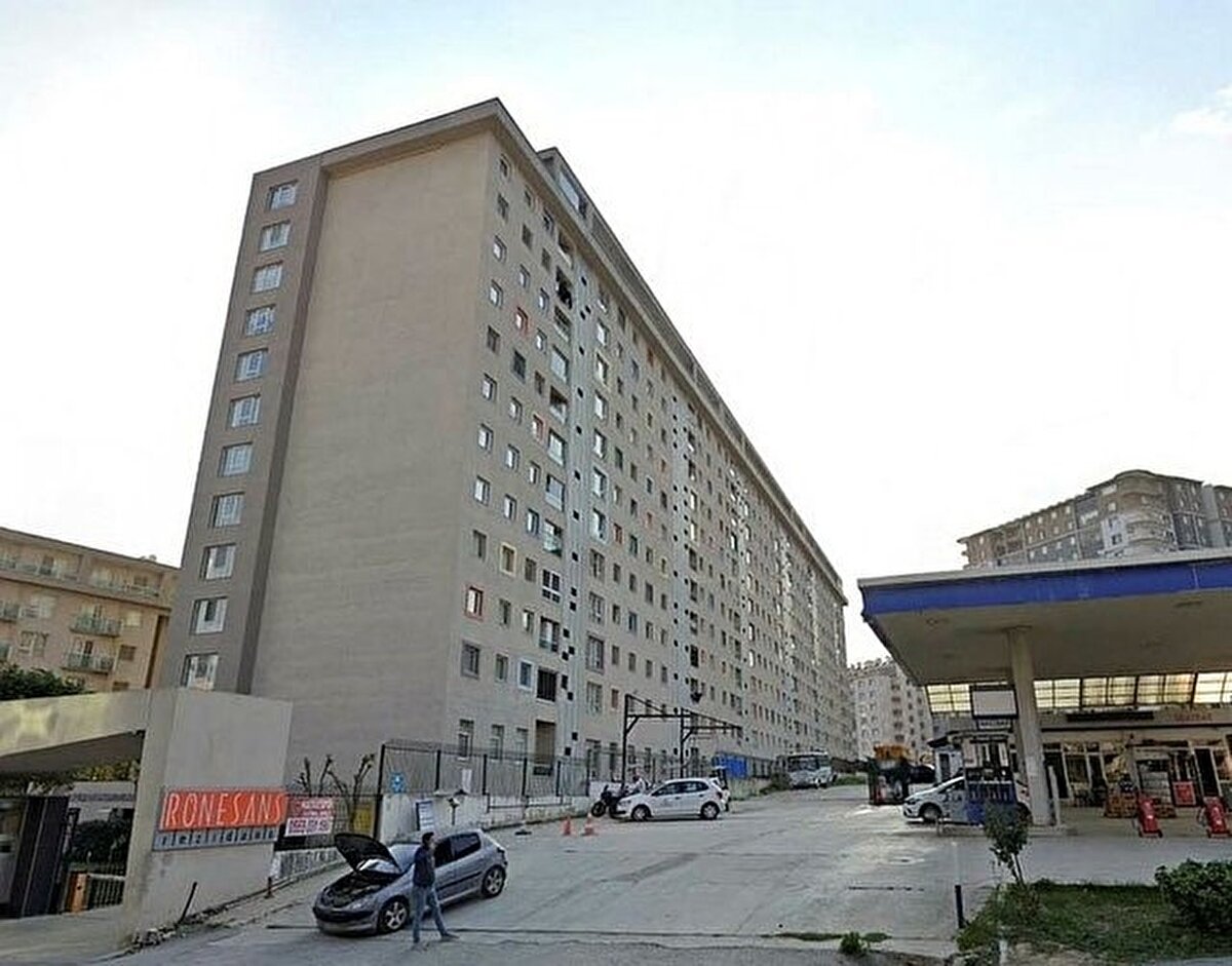 Depremlerde yerle bir olan ve çok sayıda insanın hayatını kaybettiği Rönesans Rezidans'ta 10 yıl yaşayan sakinlerinden, Hatay Belediyespor eski Başkanı Zekiye Barutçu Yiğitbaşı, 2022 yılında koridorlarda çatlaklar oluşmaya başladığını, binanın temelinin kaydığını iddia ederek, yöneticiye bu durumu anlattığında kendisiyle alay eder gibi davrandığını, komşularının ise duyarsız kaldığını söyledi. Binanın kontrol edilmesi ve önlem alınması için çaba gösterdiğini ancak, sonuç alamayınca taşınma kararı aldığını ifade eden Yiğitbaşı, "Cennetten bir köşe, cehennem oldu" dedi. 