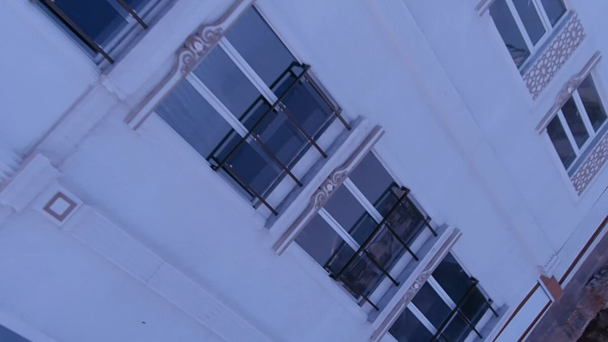 Tek parça halinde duran binanın camlarının bile çatlamadığı dikkati çekti.