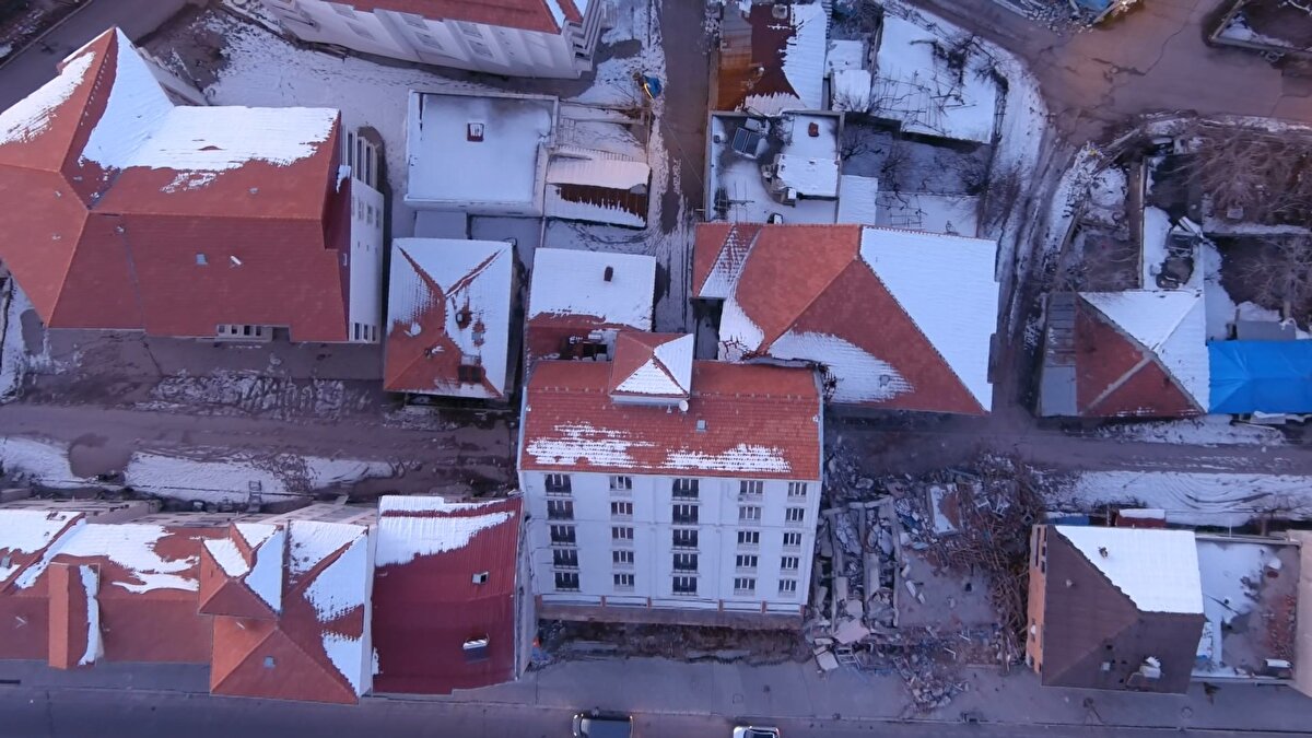 Adıyaman Gölbaşı, depremden en çok etkilenen yerlerden biri oldu. İlçenin merkezinde yer alan 5 katlı bina depremin etkisiyle temelinden ayrılarak geriye yattı.
