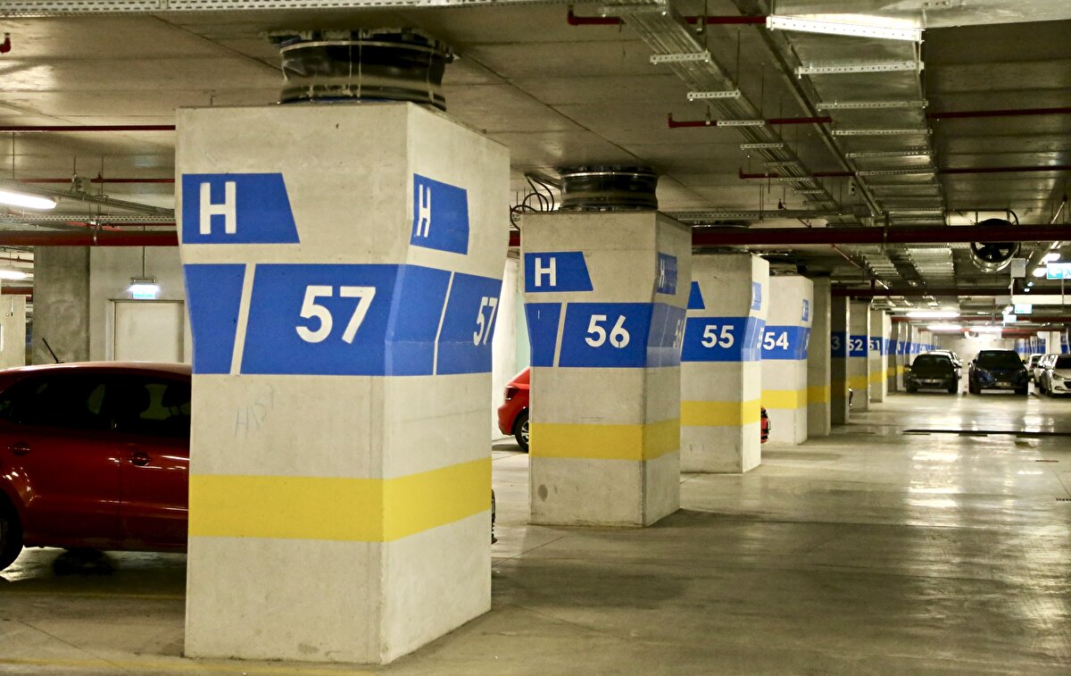 Bulut, hastanede 1512 sismik izolatörün bulunduğunu aktararak, "2017'de hastanemiz açıldığında, Adana Şehir Hastanesi dünyanın en büyük sismik izolatörlü hastanesi unvanına sahipti. Hastanemizde bulunan deprem izolatörleri, dünyanın en ileri teknolojilerine göre yapıldığı için coğrafyamızda yaşanacak en şiddetli depremlere bile dayanıklı olarak inşa edilmiştir." ifadelerini kullandı.<br><br><iframe width="560" height="315" src="https://www.youtube.com/embed/0QxaRqM-F3A" title="YouTube video player" frameborder="0" allow="accelerometer; autoplay; clipboard-write; encrypted-media; gyroscope; picture-in-picture; web-share" allowfullscreen></iframe>