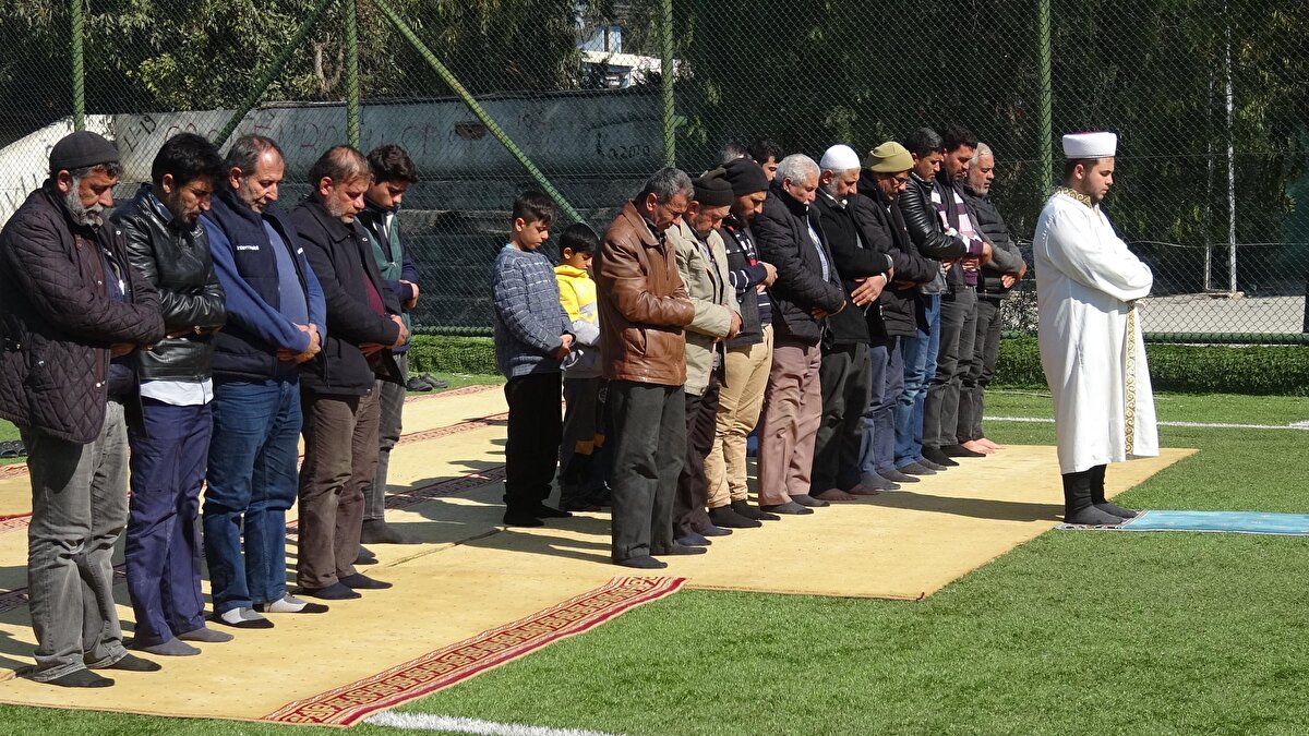 Antakya ilçesine yaklaşık 10 kilometre uzaklıktaki eskiden köy statüsünde olan Madenboyu Mahallesi'ndeki cami de yıkıldı.