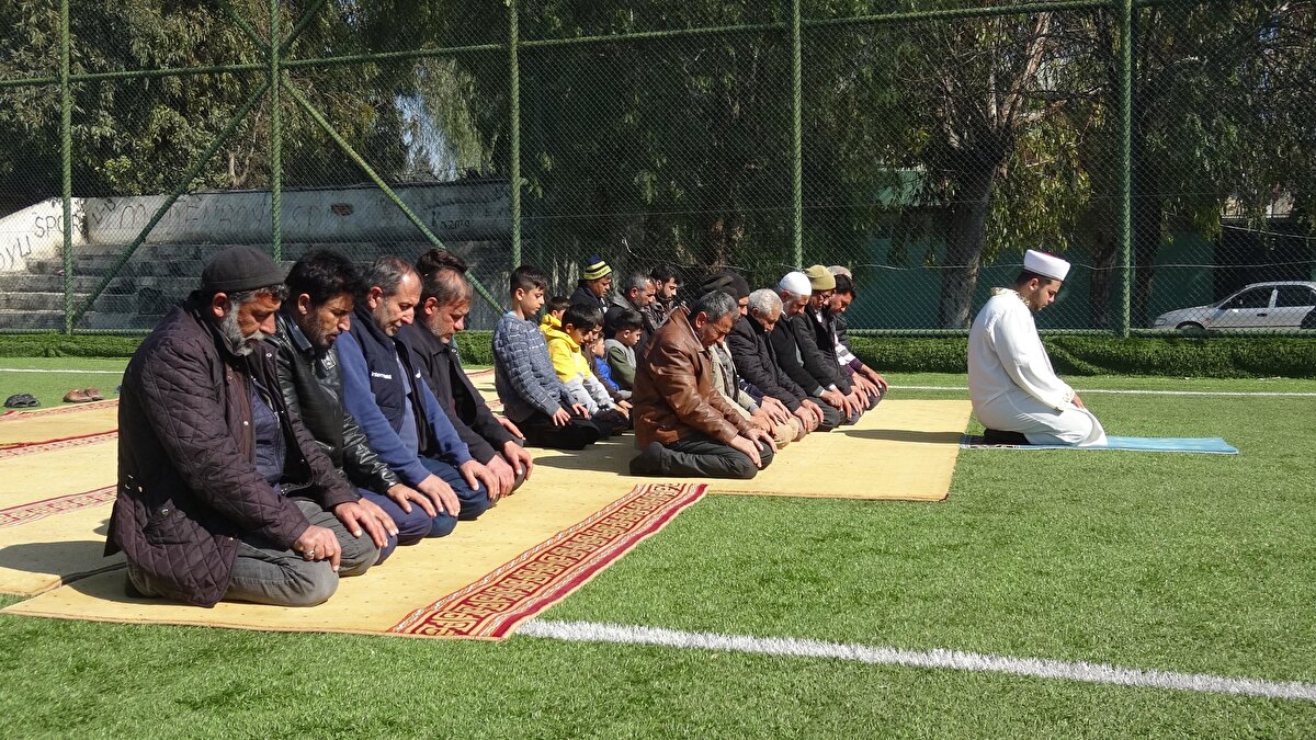 Mahallede 2 cami olduğunu söyleyen Akkaya, ''Birisi hasarlı, diğerinde herhangi bir şey yok. Köy içindeki hasarlı olduğundan burada suni çim sahada namaz kıldırıyoruz.