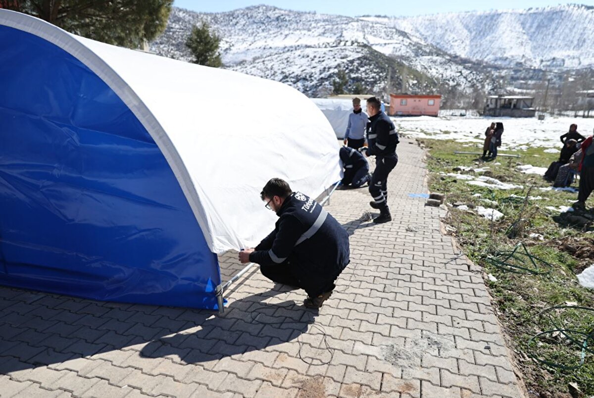 Ayrıca sahipsiz hayvanlara mama desteği sağlanıyor. Afet bölgesinde, deprem nedeniyle telef olan hayvanlar ve yıkılan ahırlar tespit ediliyor.