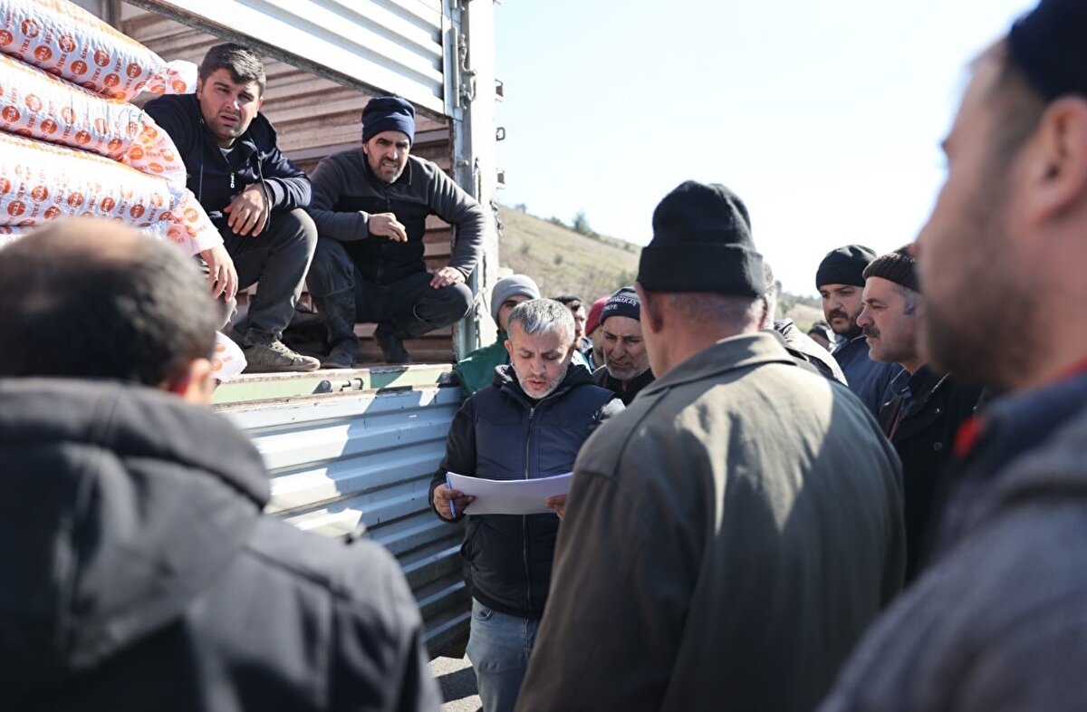 Bakanlık koordinasyonunda ve gönüllülerin de desteğiyle afet bölgesine 5 bin 863 ton hayvan yemi gönderildi.