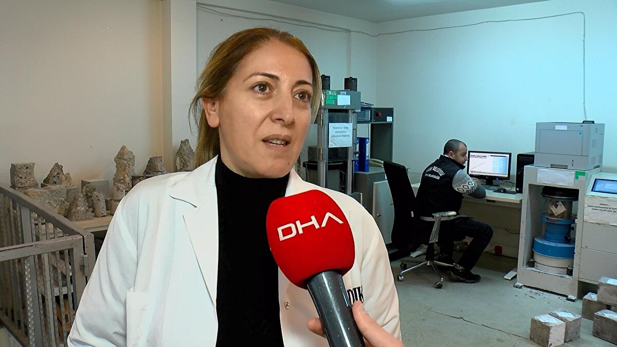 Kadıköy'deki çalışmalar ve incelemelerle bilgi veren Kadıköy Belediyesi Beton ve Zemin Laboratuvarı sorumlusu Menekşe Perdi, "Depremden sonra genel olarak bir inceleme talebi artışı var. Eski yapılardan olduğu gibi yeni yapılardan da vatandaşlarımız tedirgin olmuş durumda bizlere müracaat ediyorlar. Şu anda bize gelen inceleme taleplerinde yüzde 90'lık anormal bir artış var. Yeni yapılan binalarda oturan vatandaşların yapıları iskân belgeli ve beton denetimleri, zemin etütleri yapılmış, bu süreçte bir yapı denetim şirketinde denetlenmiş ve ilgili bakanlıkta belgeli halde ise, korkmamaları gerekiyor. Vatandaşımız başvuru yaptığında sahadaki belediye ekiplerimiz binaya ait belirli noktalardan beton örnekleri alıyor. Daha sonra burada çalışma yapılarak dosya haline getiriliyor. Biz bunları bakanlık sistemine eğer riskli yapı ise, taranıp Tapu Müdürlüğü'ne teslim edip, gerekli bilgileri veriyoruz. Riskli ve yıkım gerekiyorsa başlıyor" dedi.