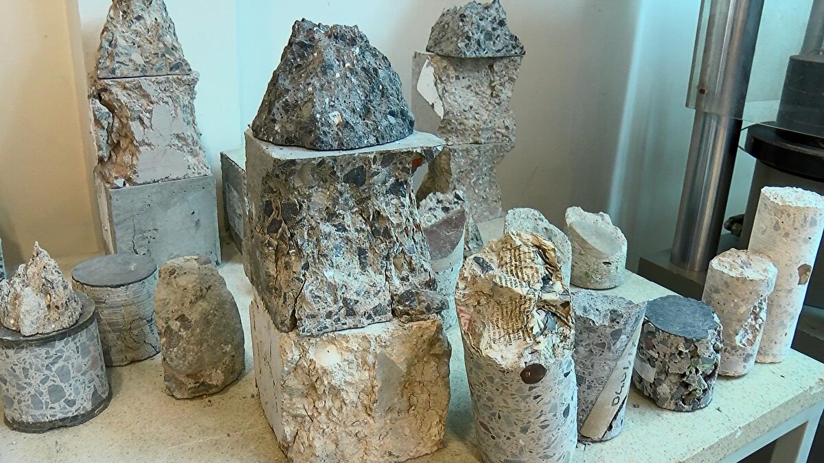 "Kat sayısına göre değişiklik gösterse de genelde yapıların bodrum ve giriş katlarından örnek alıyoruz" diyen Perdi, "Yapılarında ciddi anlamda çatlak, betonda patlama görenler dilekçe ile müracaat ettiklerinde, yetkililer noktada inceleme gerçekleştiriliyorlar. Eski binalarda, standartlara uygunluk söz konusu değil. Bu yapılarda c8-c10 gibi beton yapılarıyla karşılaşıyoruz. Yeni inşaatlarda ise minimum c25 tipi beton kullanılıyor. Kadıköy'de ise bu ortalama c35-40, oluyor."