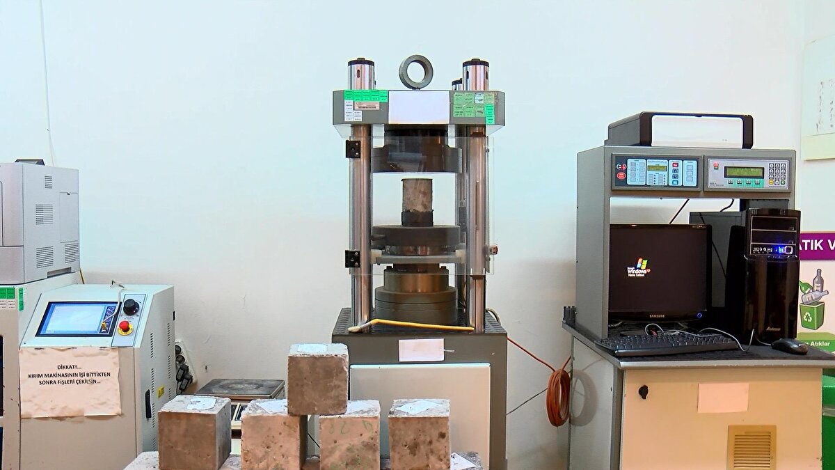 Kadıköy Belediyesi'ne ait beton ve zemin laboratuvarında, ilçede inşaat faaliyetlerine devam edilen yapıların ve ilçe sakinlerinin başvuruları sonucu binalarından alınan numunelerin deprem risk tespitine yönelik incelemeleri gerçekleştiriliyor. İnşaat faaliyetleri devam eden binalardan alınan beton numuneler, su dolu havuzlarda 7-28 gün bekletildikten sonra, özel makinelerle test ediliyor. Laboratuvarda eski binalara dair örnekler de ilçe sakinlerinin başvuruları üzerine inceleniyor. Merkezde, çoğunluğu eski binalardan alındığı görülmüş numunelerdeki deniz kabuğu, deniz taşı ve bazı hatalı uygulama gerçekleştirilmiş yeni inşaatlara dair örneklerde gazete kupürü, strafor köpüğü, tahta gibi malzemelere rastlandığı görüldü. Laboratuvar yetkilileri, başvuruların eski binaların yanı sıra yeni binalarda da arttığını bildirdi.<br>