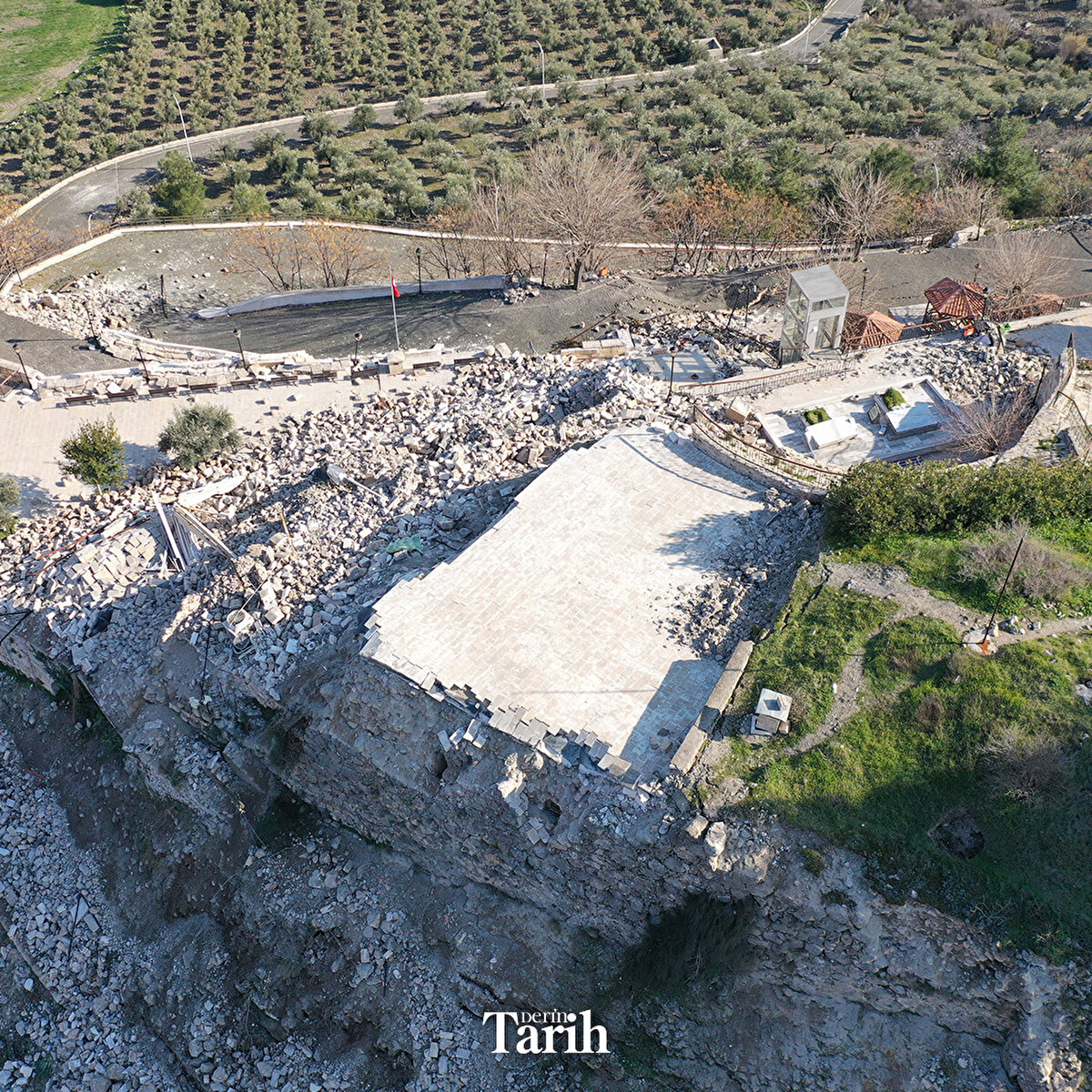 Bâyezîd coşkulu davranışları, taşkın sözleri ve samimi hali ile çevresindekiler üzerinde derin tesirler bırakmış ve seçkin bir zümrenin kendi görüşleri etrafında toplanmasını sağladı.