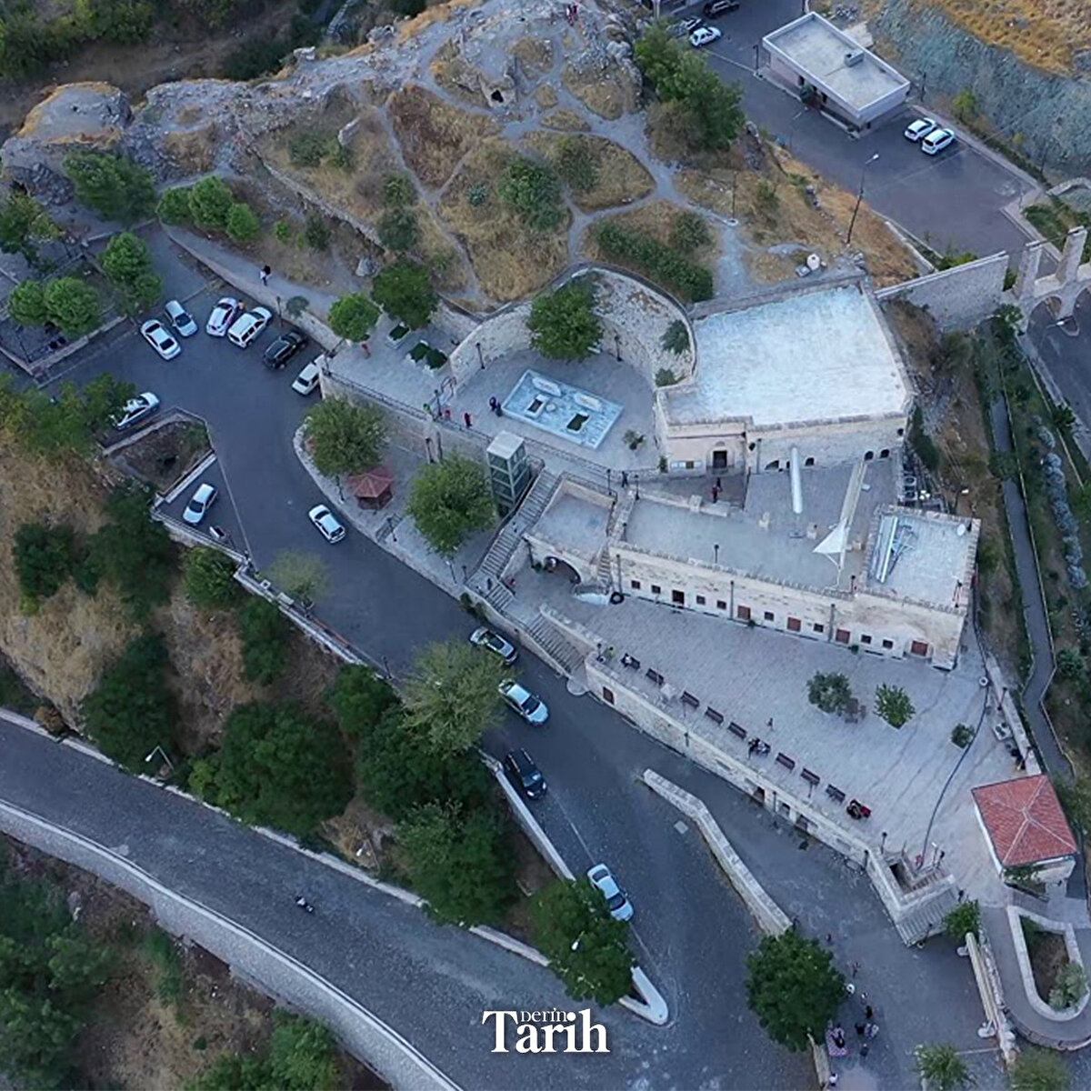 Mezarı, Bistâm’da tarihî binaların arasındadır. Hatay’da ise makamı bulunur.