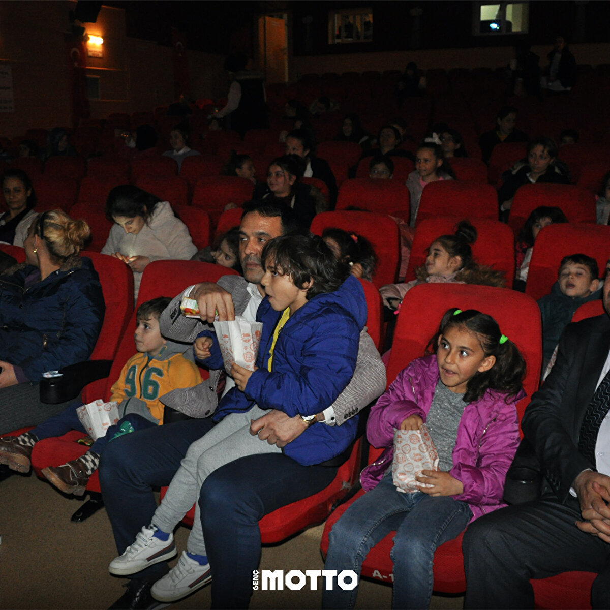 Patlamış mısırlarını alan çocuklar 'Rafadan Tayfa Galaktik Tayfa' filmini izledi