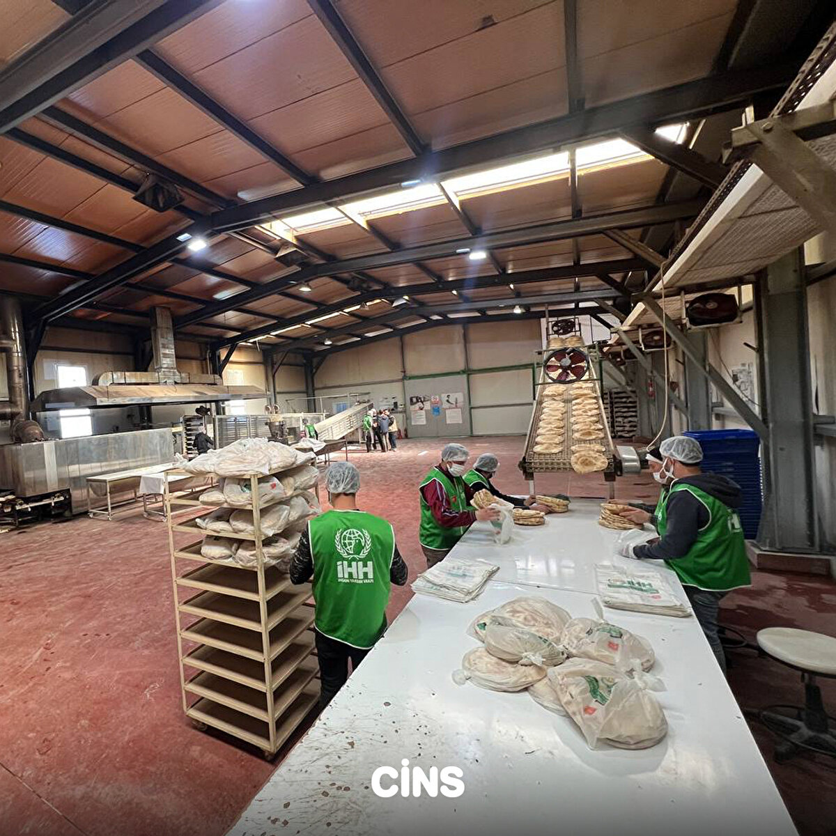 Fırınlarının tam kapasite çalıştığı taktirde günlük 100 bin ekmek üretebileceğini kaydeden Alaca, bağışçılara teşekkür ederek, un ihtiyaçlarının olduğunu sözlerine ekledi.